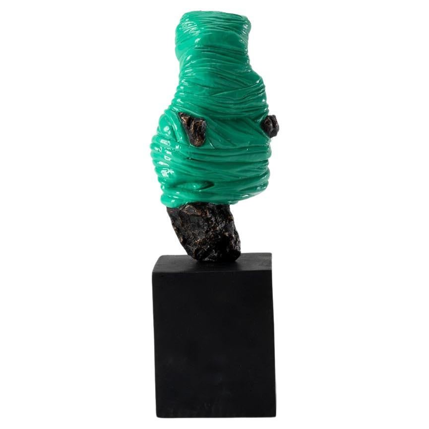 El equilibrio efímero, escultura contemporánea en bronce fundido, pintura verde en venta