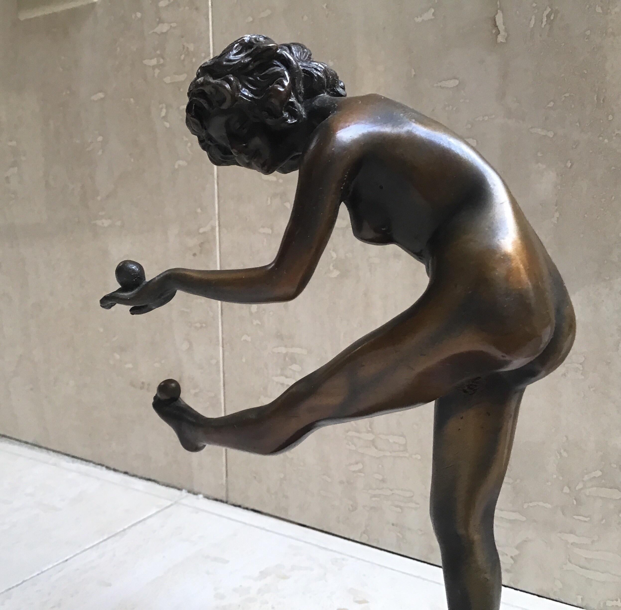 Balancing Ball Mädchen-Bronze-Skulptur im Angebot 1