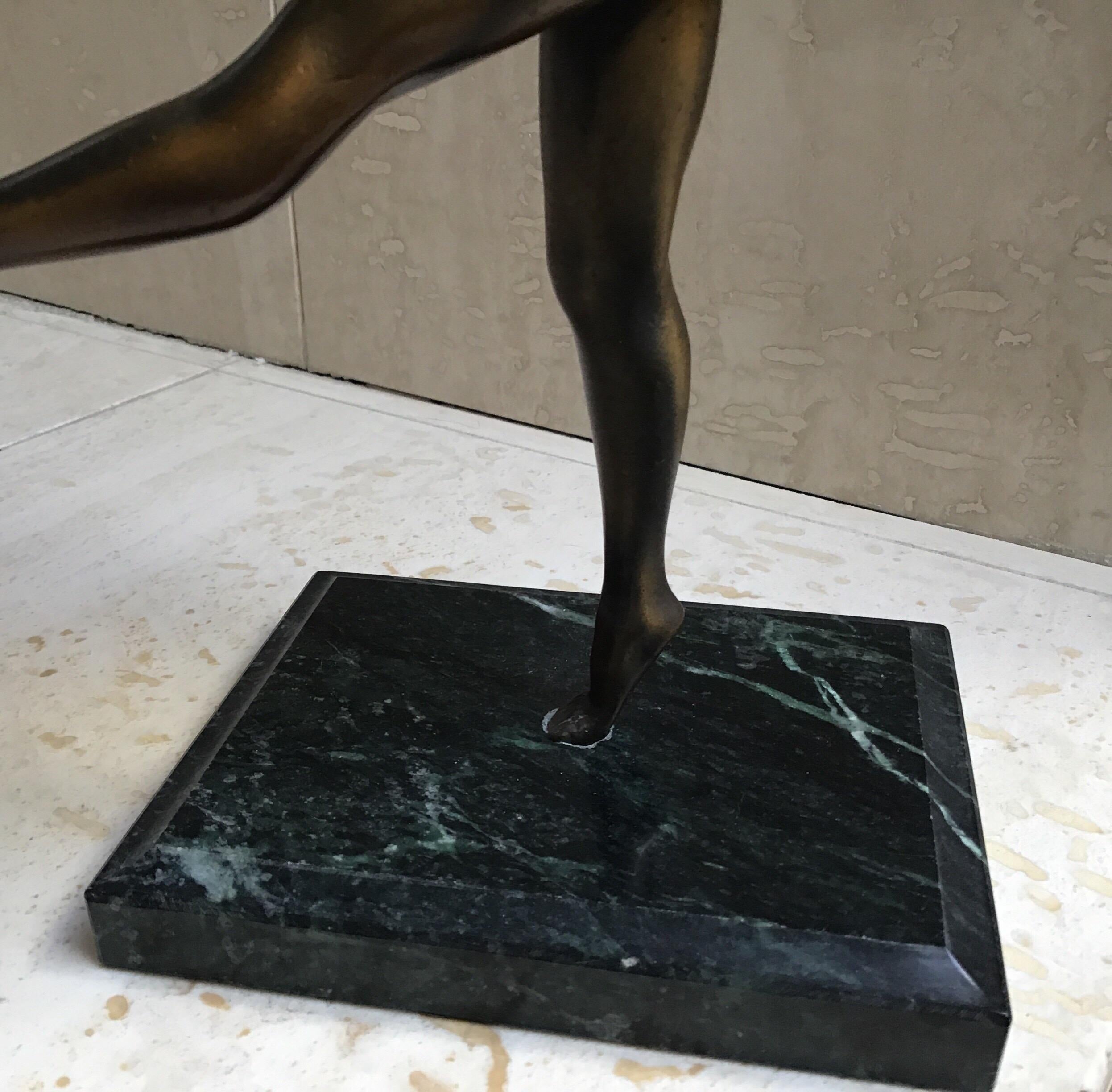 Sculpture en bronze d'une fille au bal d'équilibre en vente 1