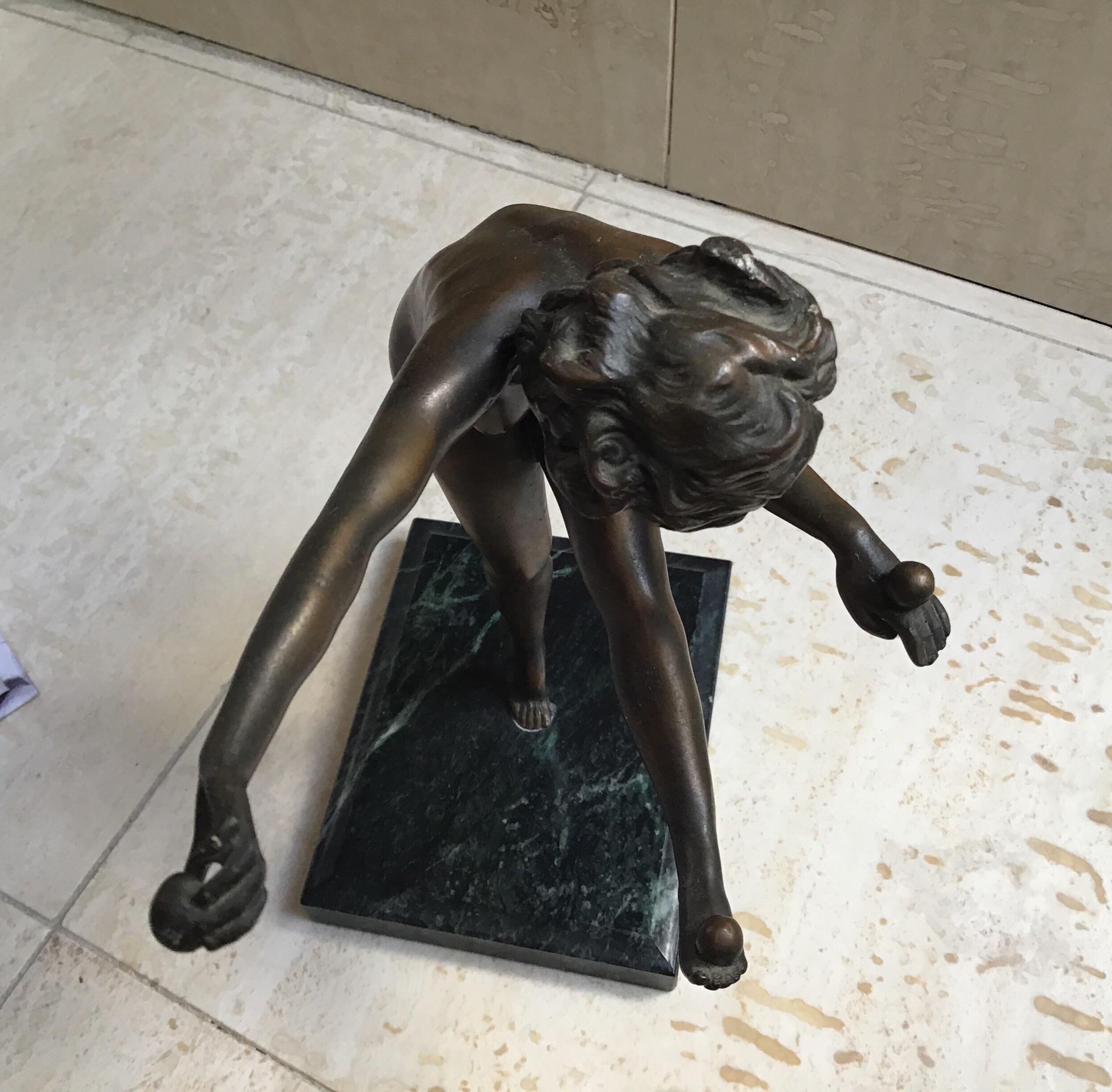 Balancing Ball Mädchen-Bronze-Skulptur im Angebot 5