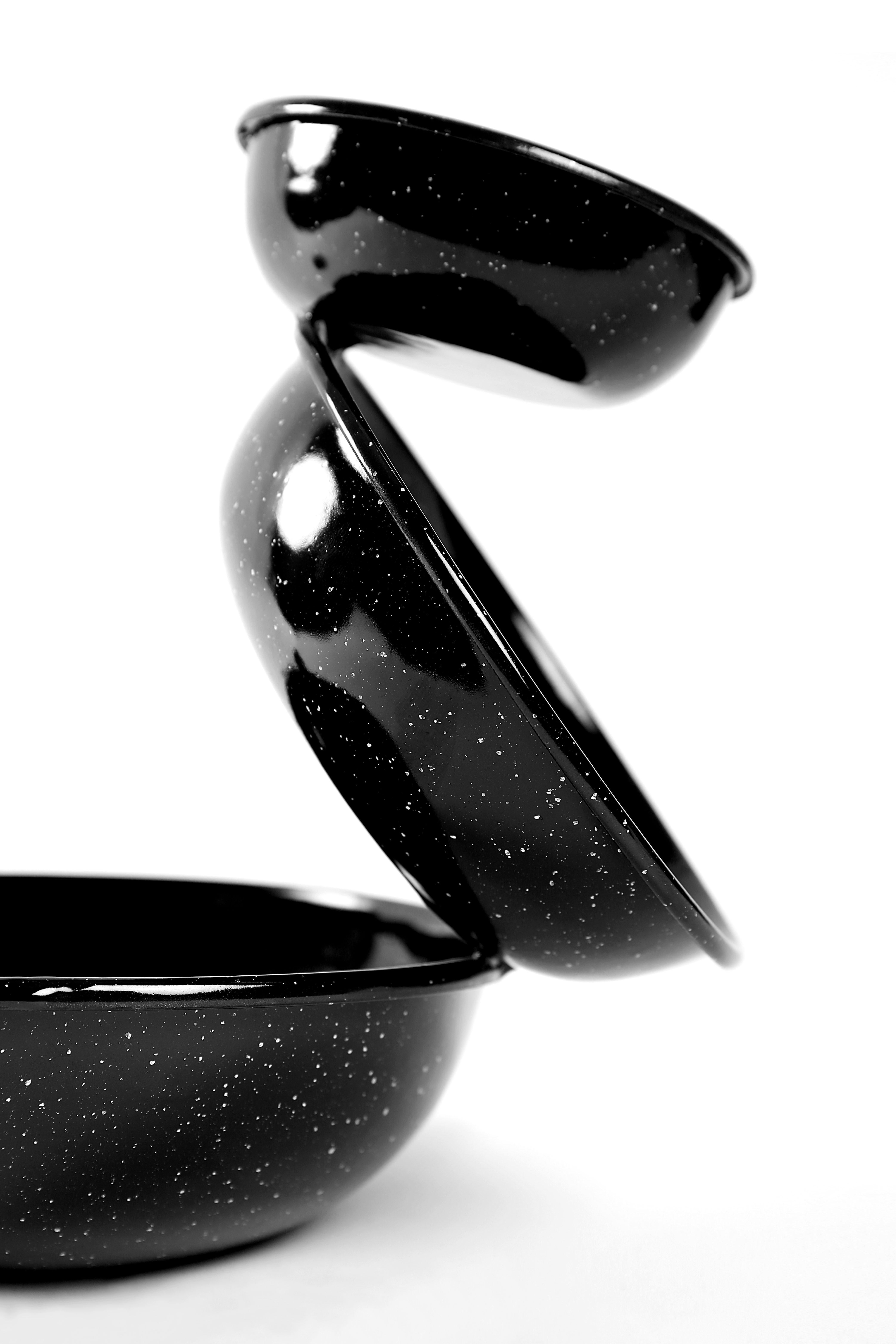 Balance collection is composed by pieces of different materials that challenge the laws of equilibrium. Making use of the same typology and different scales, the collection shows in each composition, the balance between the technique, the people and