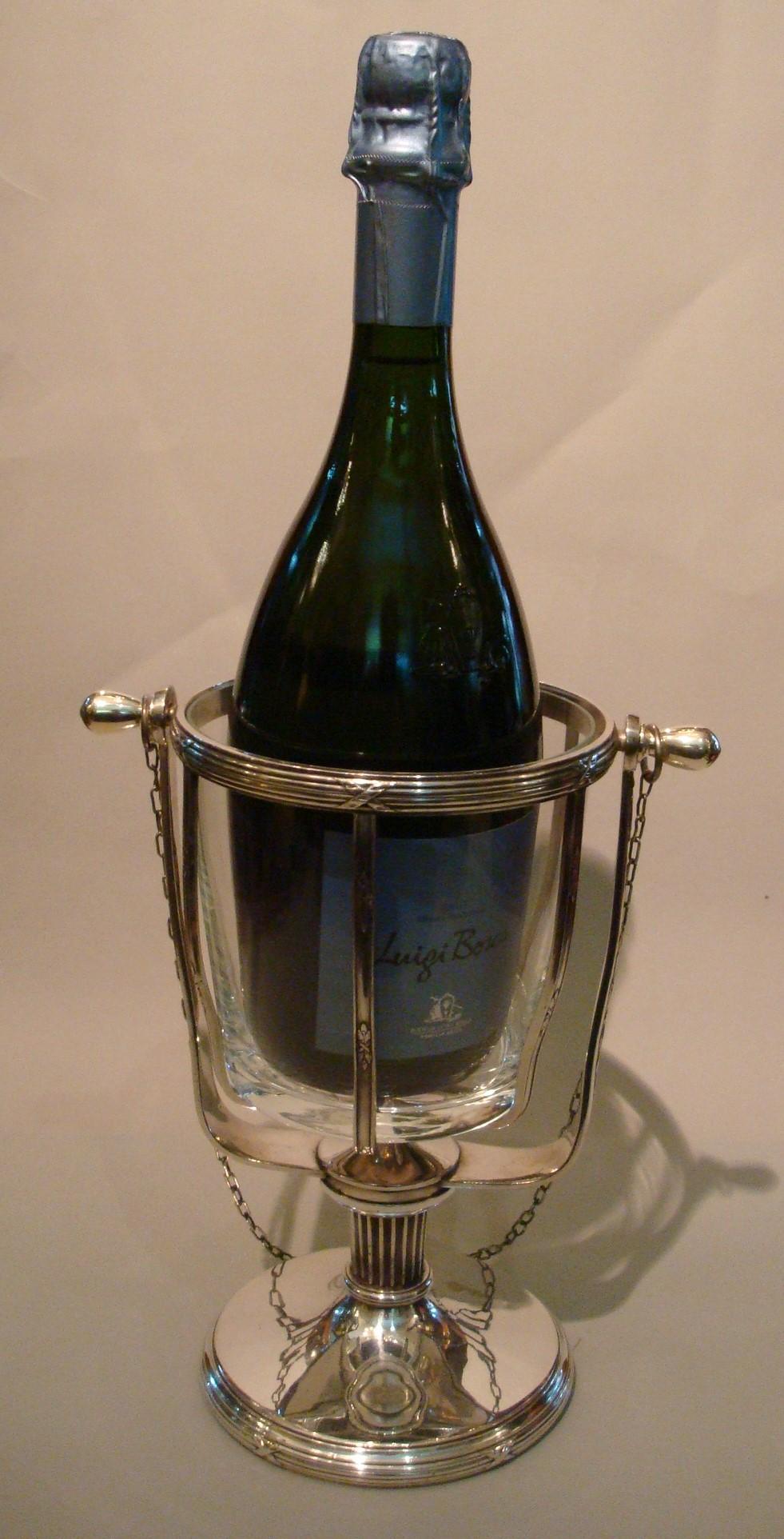 Antique balancing Nautical / ship / boat wine/champagne cooler holder with glass inner bowl.
This superb combination is in very good condition.
Rare bottle holder / cooler.
Beautiful and very rare balancing ship wine/champagne cooler-holder -