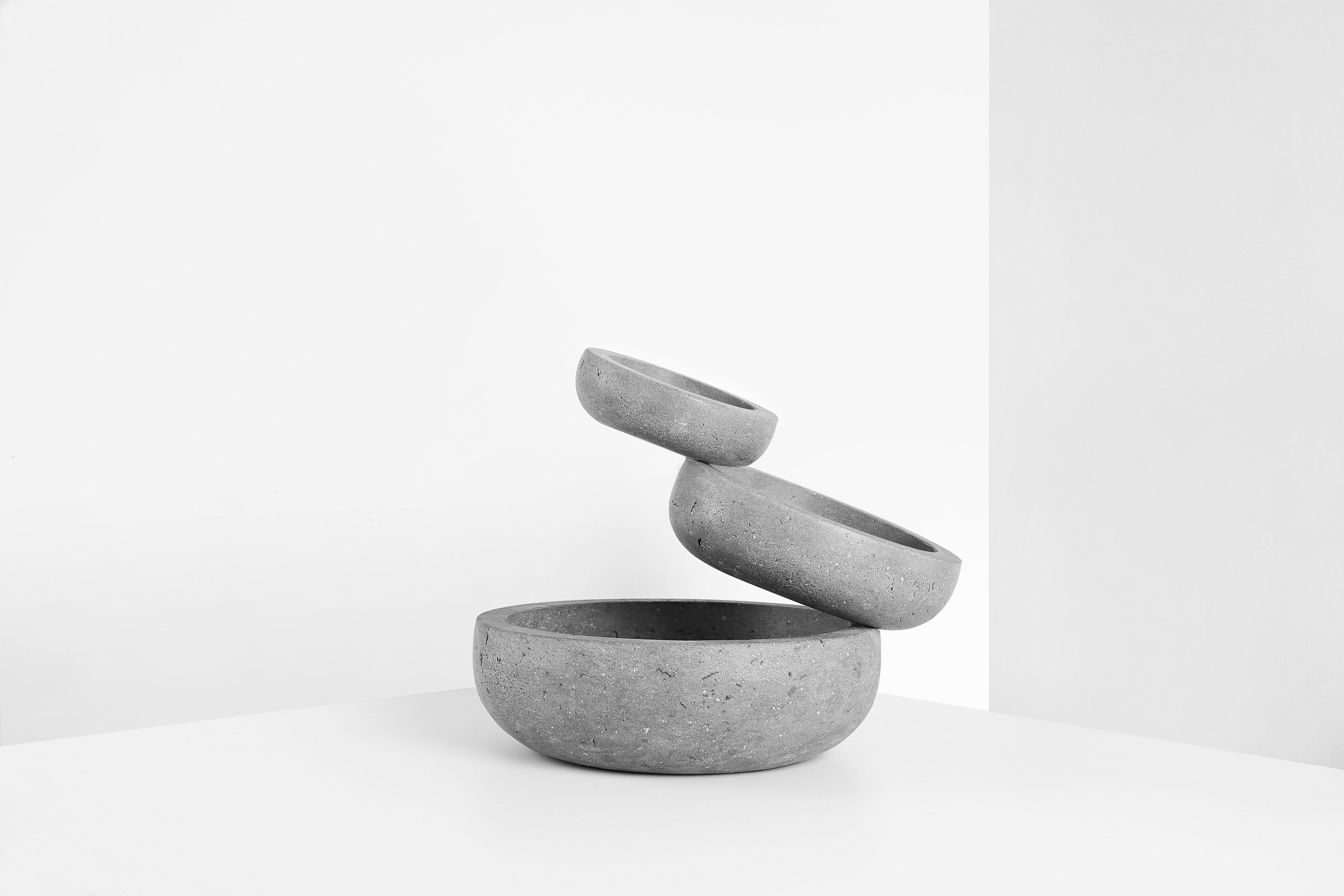 Balance collection is composed by pieces of different materials that challenge the laws of equilibrium. Making use of the same typology and different scales, the collection shows in each composition, the balance between the technique, the people and
