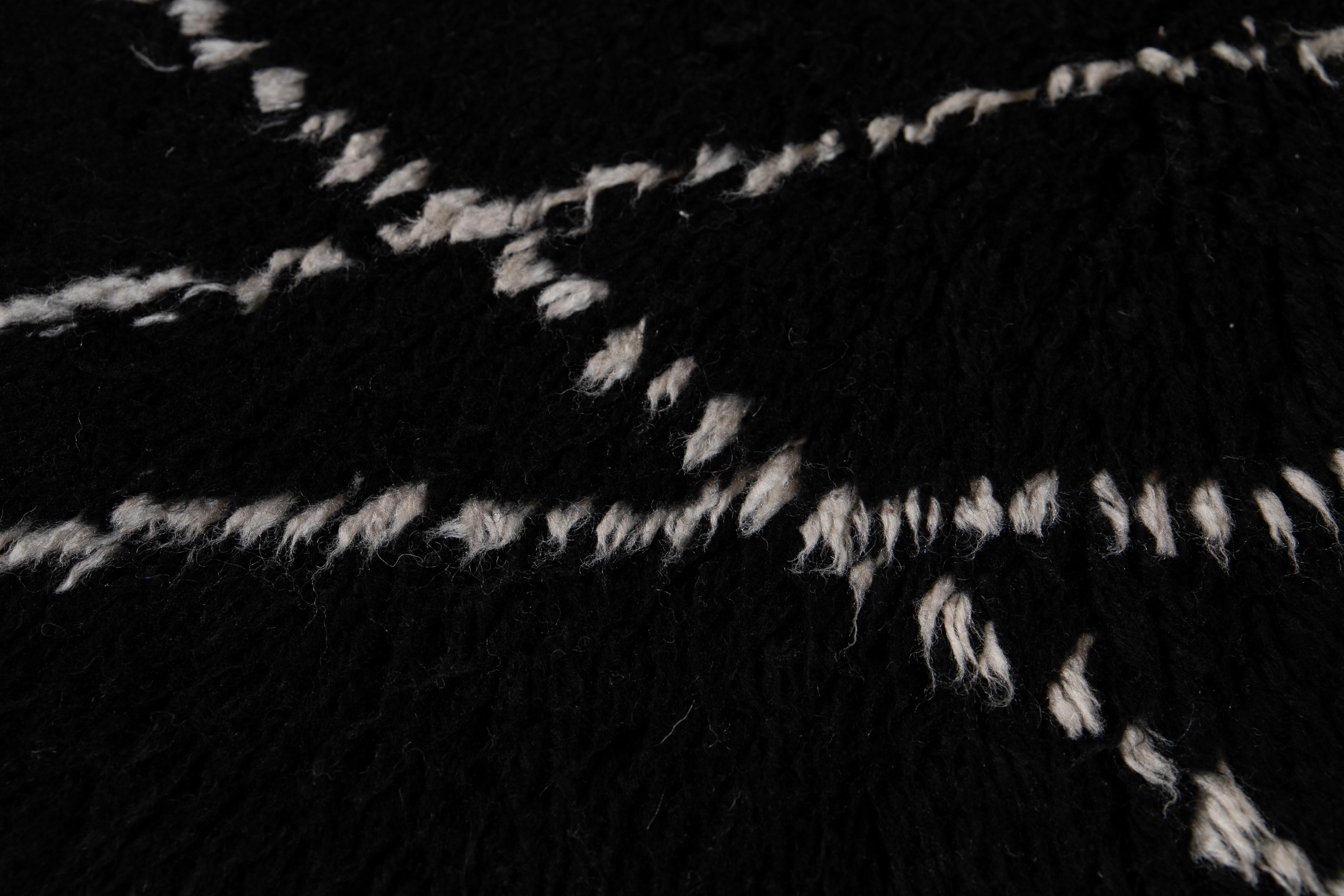 Schwarzer und weißer Teppich im marokkanischen Stil (Handgeknüpft) im Angebot