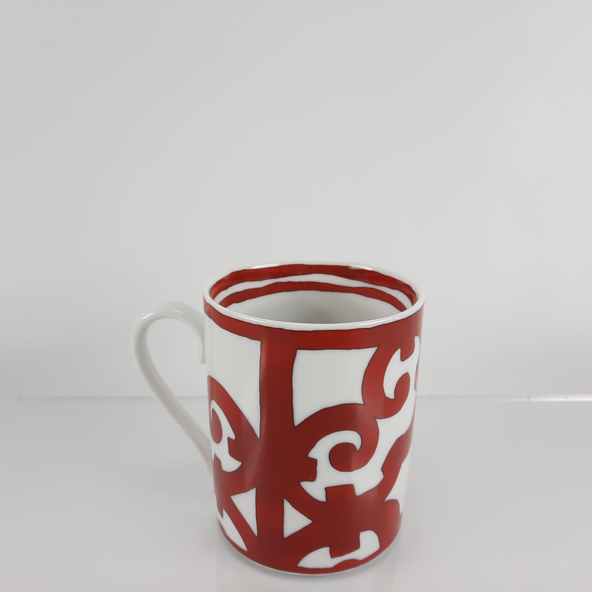 Mug in porcelain
Decorations are screen-printed and applied by hand