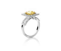 Balcony: 18kt white gold cocktail ring with a yellow beryl.