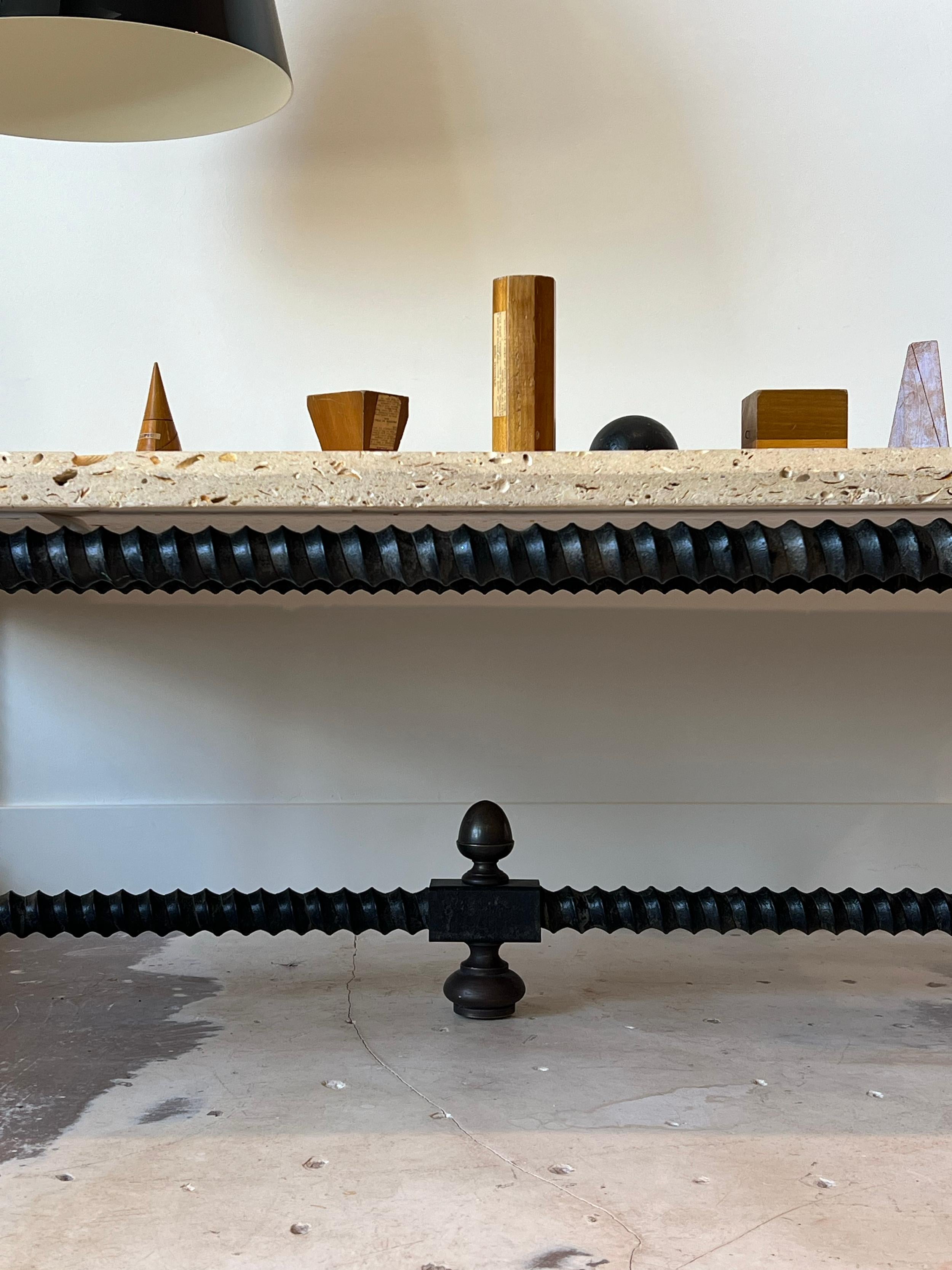 Mesa baja Baldacchino con tapa de concha y base de hierro by Formations Moderno de mediados de siglo en venta