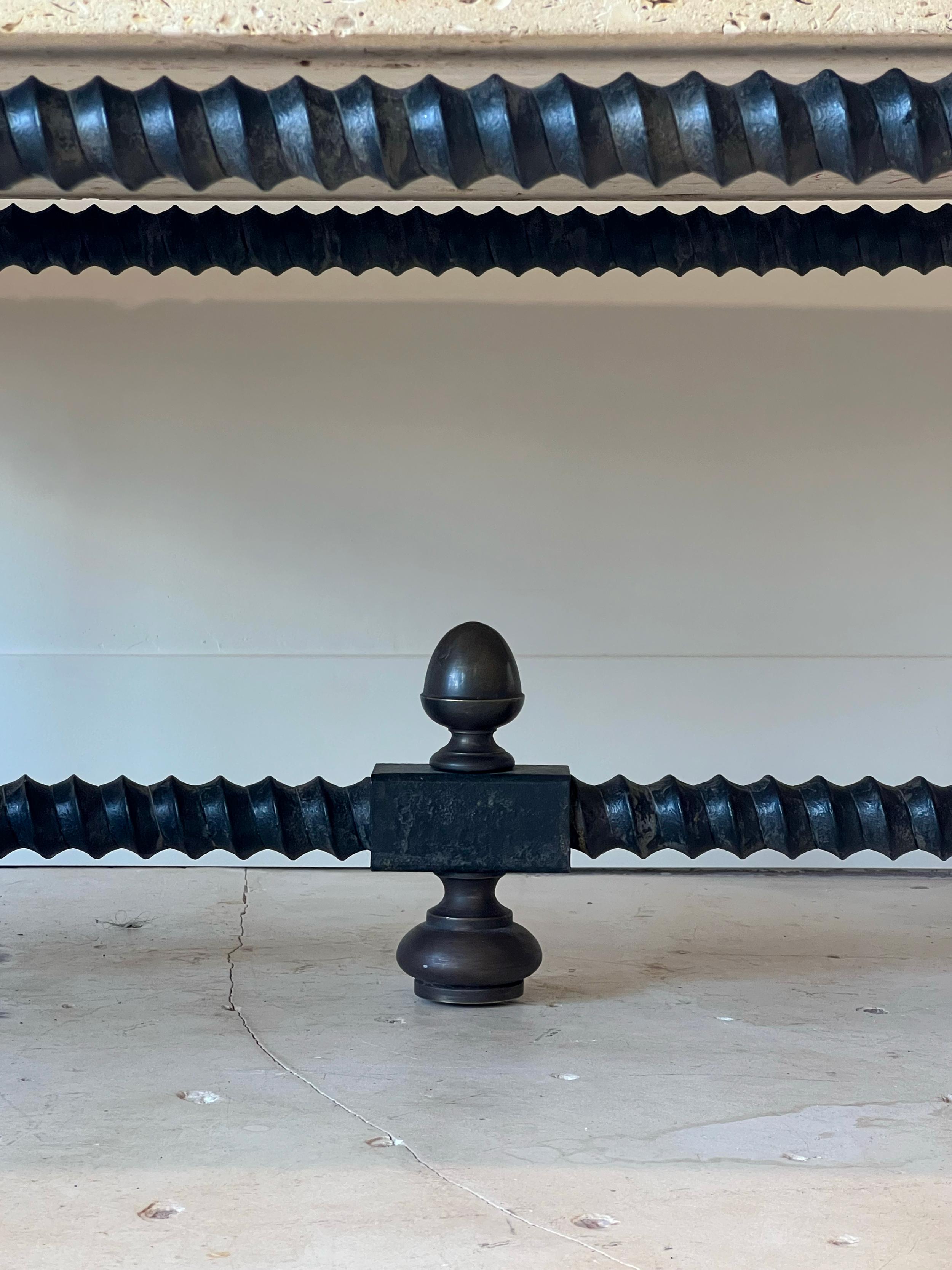 Moulage Table basse Baldacchino avec plateau en pierre de coquillage et base en fer par Formations en vente