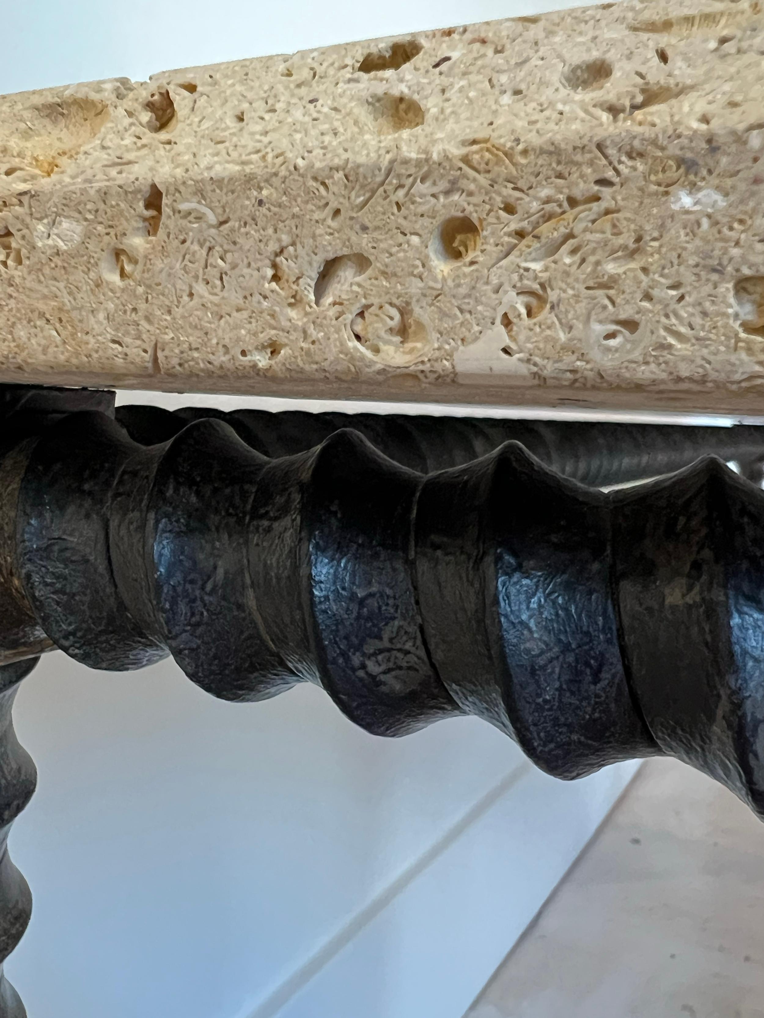 Coquillage Table basse Baldacchino avec plateau en pierre de coquillage et base en fer par Formations en vente