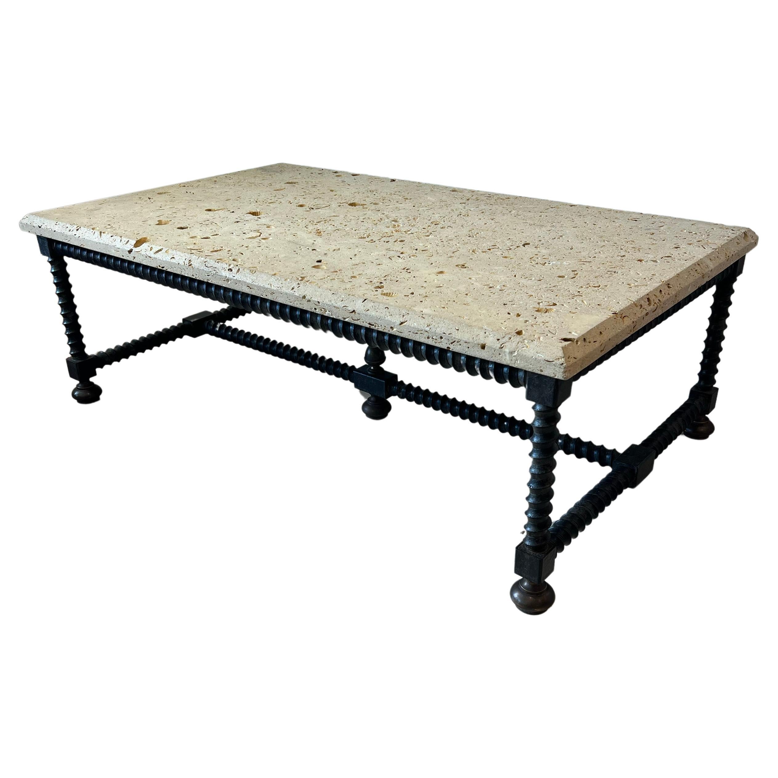 Table basse Baldacchino avec plateau en pierre de coquillage et base en fer par Formations en vente
