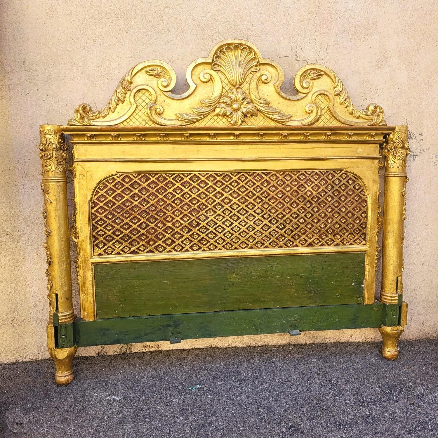 Baldaquin -/ large four-poster bed in carved gilded wood: the 4 feet/posts are carved with foliage and flowers 
The headboard, as well as the 4 sides of the canopy are decorated with shells  

Good general condition, some lacks and wear to the