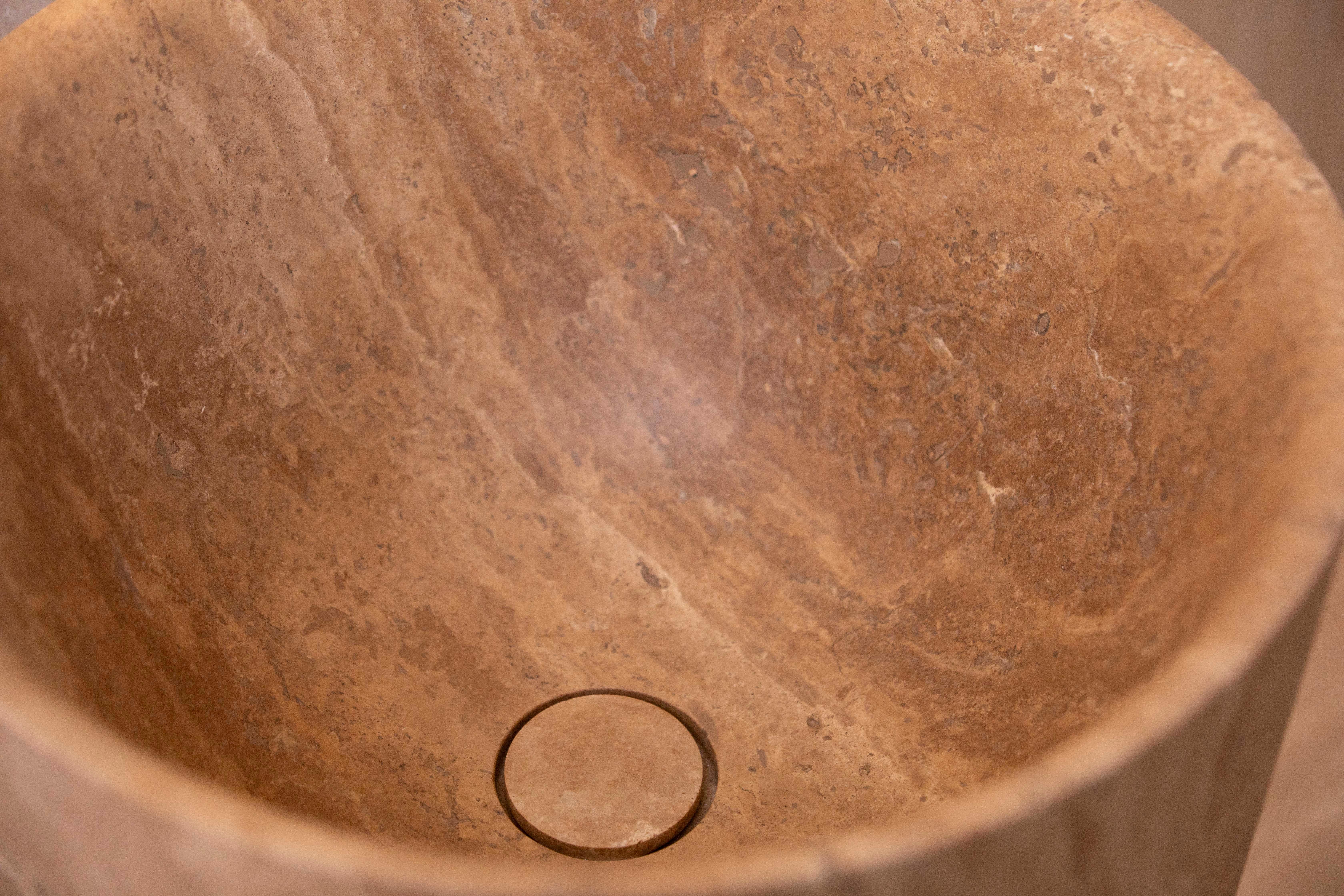 „Balde Colonna“ Waschbecken aus geschnitztem Stein aus Almond-Travertin (Moderne) im Angebot