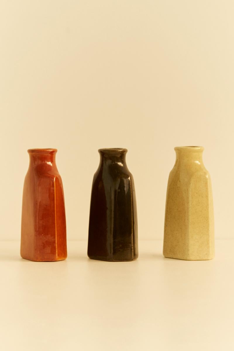 Ein beeindruckendes Set italienischer Baldelli-Vasen, die an die Werke von Giorgio Morandi erinnern. Jedes Stück ist auf der Unterseite signiert und nummeriert: 