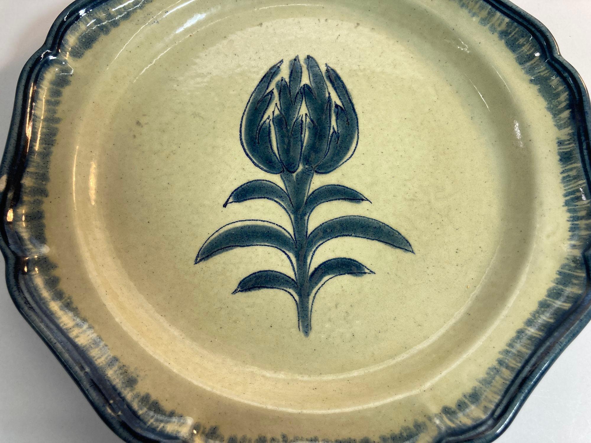 Grande piatto italiano blu e beige di Baldelli.
Produzione di Dante Baldelli, Italia anni '40.
Piatto decorativo in ceramica dipinto e lavorato a mano con un disegno floreale organico neutro e blu.
Ha un bellissimo fiore stilizzato dipinto a mano di