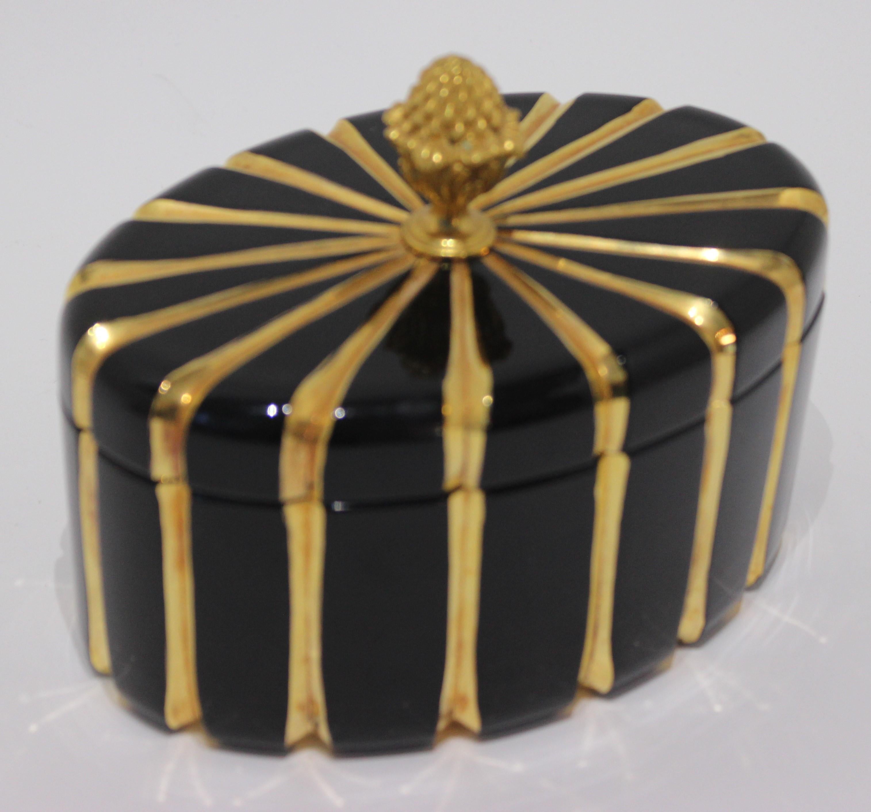 Vintage 1970s oval jet black glass box with 24-karat gold and bronze doré lid handle by Baldi Firenze, Italy.
This is a rare example of Baldi Firenze's exclusive workshop before their current House Jewels line was marketed.