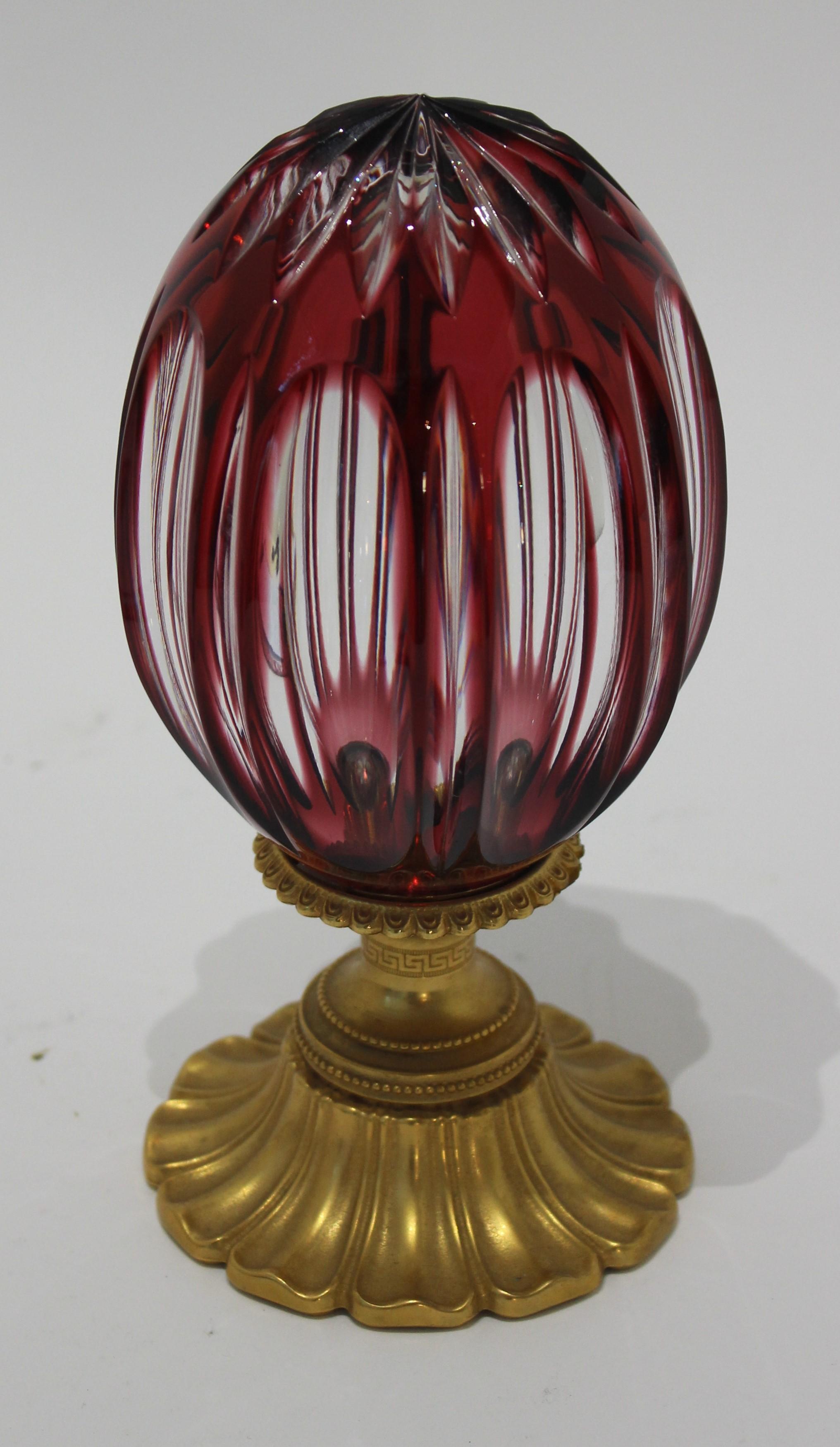 Vintage 1970s ruby red cut to clear crystal egg on bronze doré Greek key stand by Baldi Firenze, Italy.
This is a rare example of Baldi Firenze's exclusive workshop before their current House Jewels line was marketed.