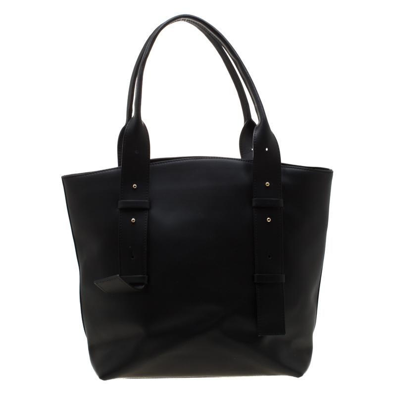 Feel beautiful every time you walk out the door with this flawlessly crafted Baldinini tote. The bag is made from leather, and the interiors of the bag are lined with the finest fabric. This black bag is enhanced with silver-tone hardware and
