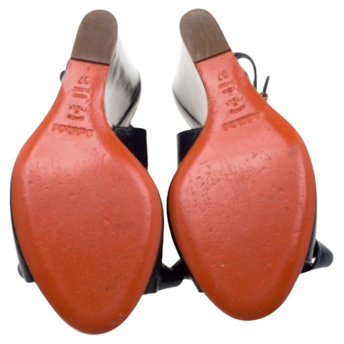 Mit diesen schönen Lackleder-Sandalen sehen Sie immer glamourös aus, egal was Sie tragen. Dieses modische Paar ist mit superbequemem Leder gefüttert und sorgt dafür, dass Sie immer top gestylt sind. Diese Wedges aus dem Hause Baldinini sind eine