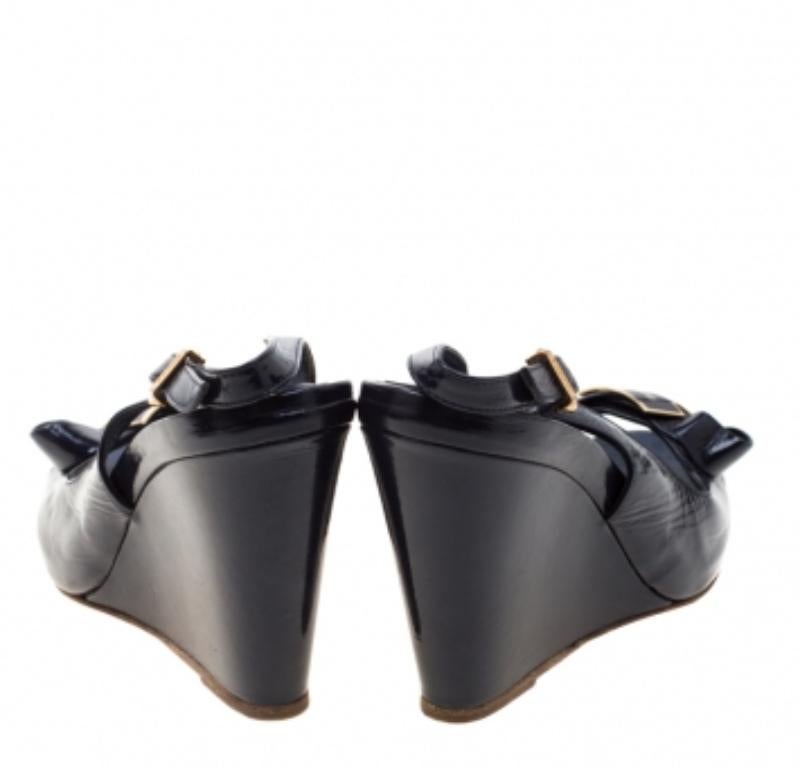 Baldinini Blaue Sandalen mit Keilriemen und Knöchelriemen aus Lederschleife Größe 37 Damen im Angebot