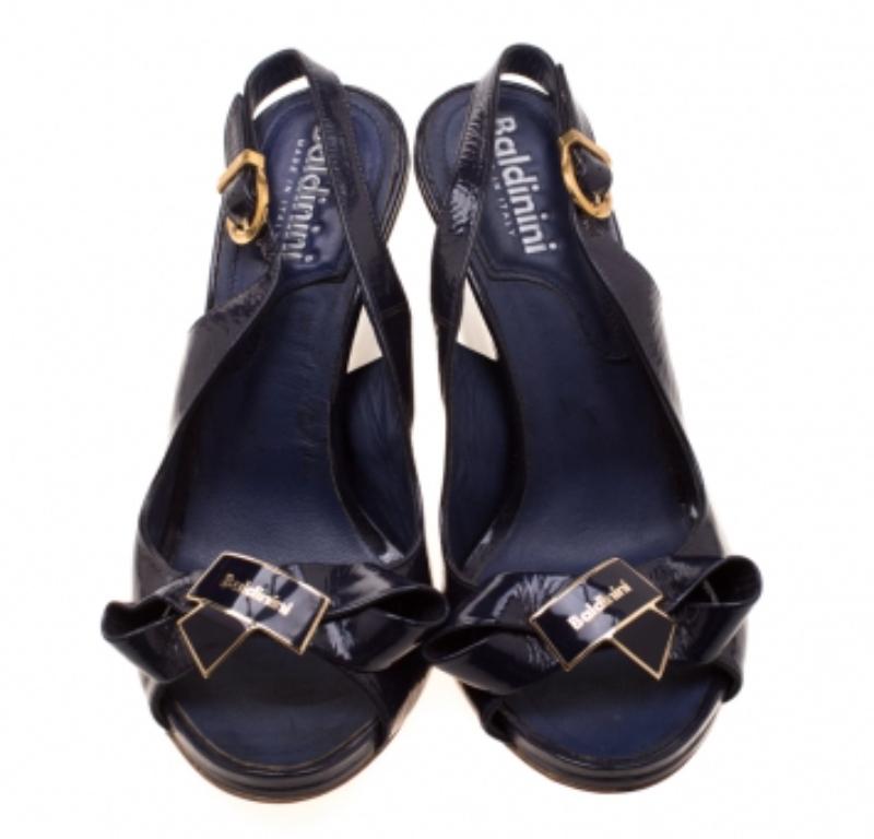 Baldinini Blaue Sandalen mit Keilriemen und Knöchelriemen aus Lederschleife Größe 37 im Angebot 1