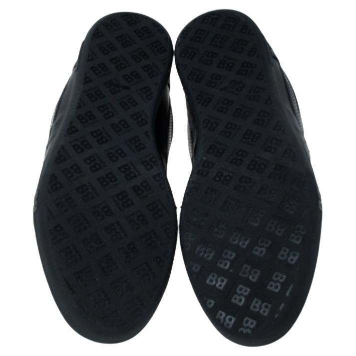 Ningún armario está completo sin un par de zapatillas fiables y con estilo. Baldinini te trae el complemento definitivo para tu look informal de persona preocupada por la moda con estas zapatillas elaboradas en piel perforada con detalles del