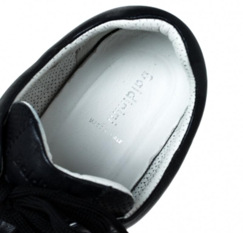 Zapatillas con cordones de piel azul perforada Baldinini Talla 44 en Bueno estado para la venta en Dubai, Al Qouz 2