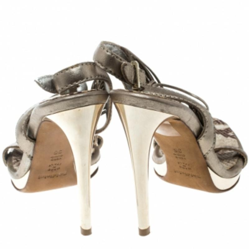 Baldinini Metallic Grau Riemchensandalen aus Leder Größe 36 im Zustand „Gut“ im Angebot in Dubai, Al Qouz 2