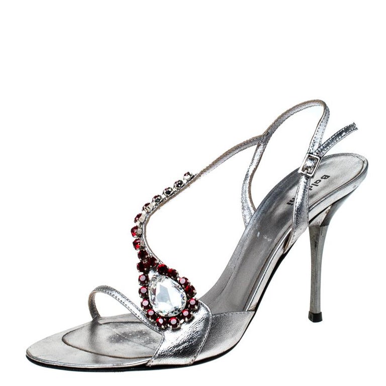 You'll find excuses to wear these gorgeous and exquisite sandals from Baldinini, that are all about elegance! These metallic silver sandals are crafted from leather and feature an open toe silhouette. They flaunt a beautifully embellished strap