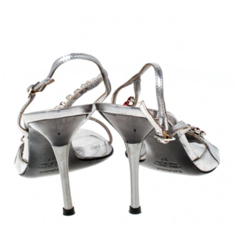 Baldinini - Sandales chevilles en cuir argenté métallisé ornées de cristaux, taille 37 Bon état - En vente à Dubai, Al Qouz 2