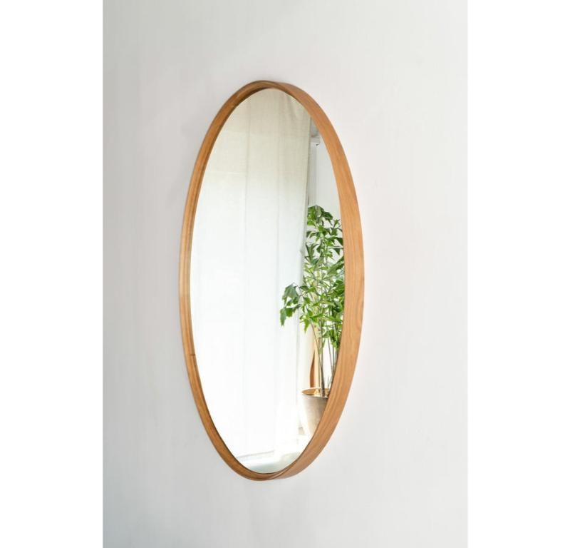 Le miroir mural Baldwin est fabriqué à la main à Los Angeles, en Californie. Le cadre en bois est moulé sur mesure et agrémenté d'un bord incurvé adouci. Le miroir est fixé au mur à l'aide d'un système de tasseaux à la française pour un aspect