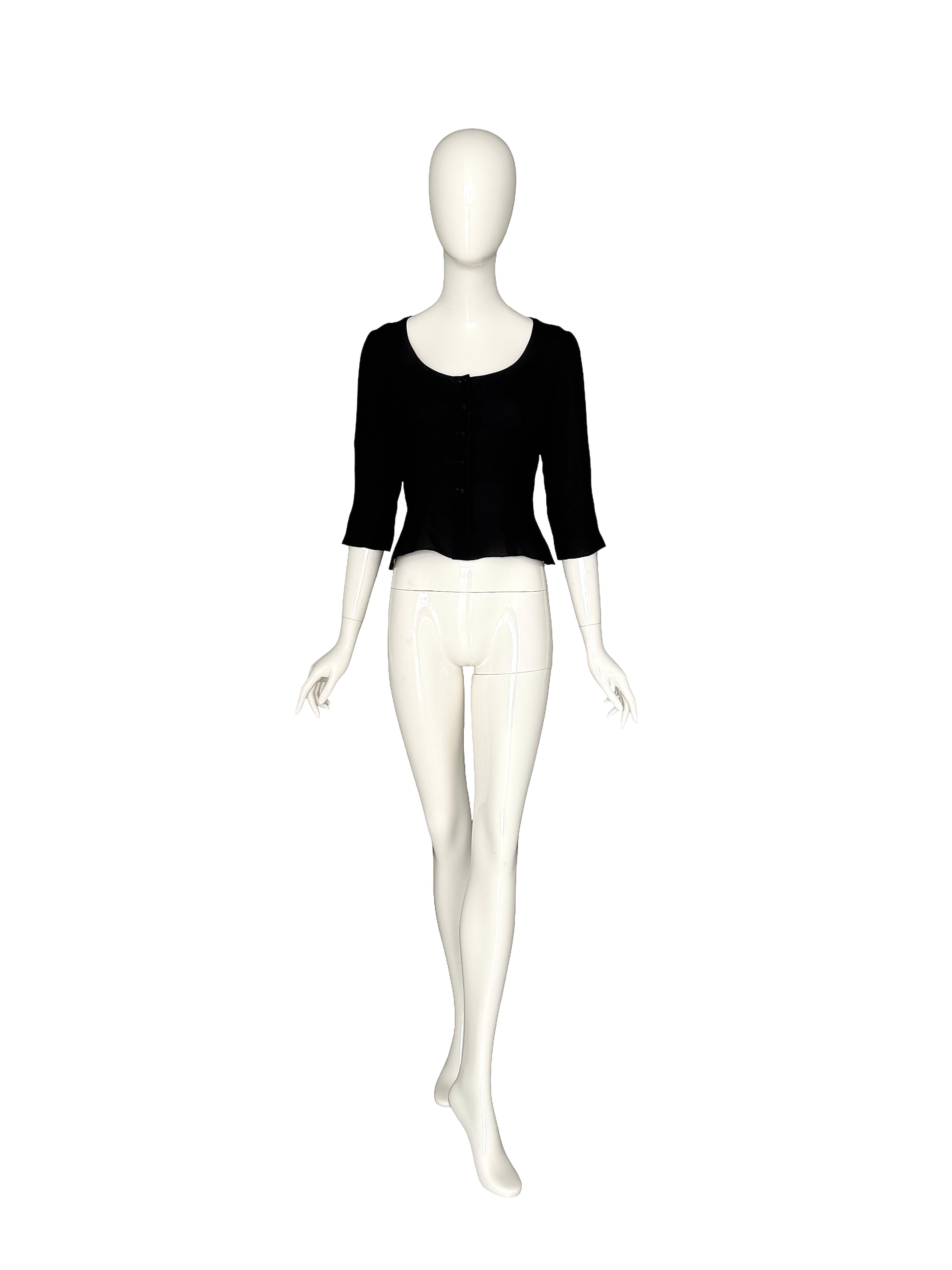 Giacca Balenciaga Paris Haute Couture numerata in seta nera Vintage 
Questa giacca di Balenciaga è un pezzo d'archivio raro e di alta moda, disegnato da Balenciaga.
Numerato dietro l'etichetta principale #82017
La giacca era un capo di alta moda,