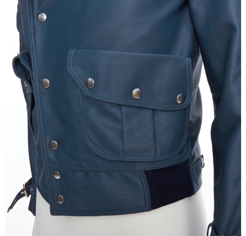 BALENCIAGA 2003 blue silver snap buttons cropped moto biker jacket FR46 S
Référence : PRWU/A00042
Marque : Balenciaga
Designer : Nicolas Ghesquiere
Collection : 2003
Matériau : Polyester
Couleur : Bleu
Motif : Solide
Fermeture :
