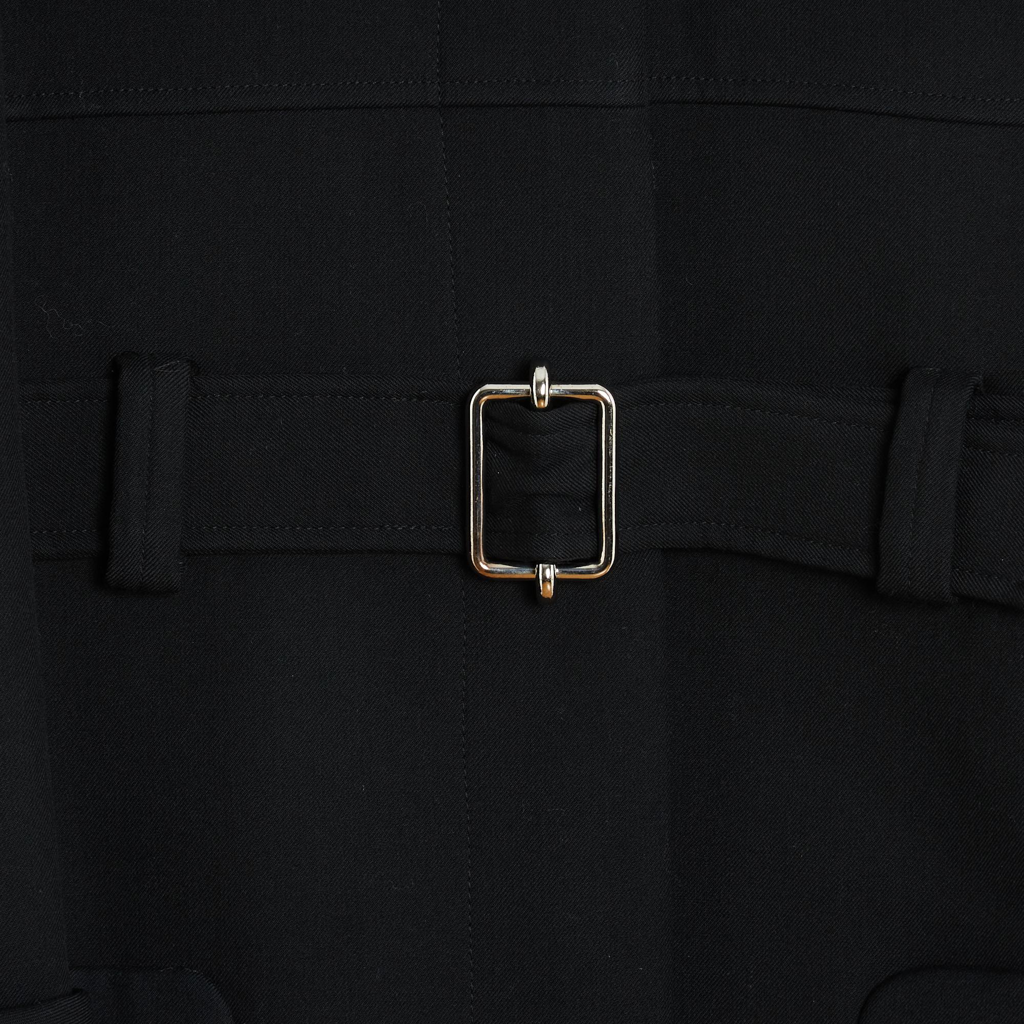Mantel von Balenciaga aus der Kollektion AH2005 von Nicolas Ghesquière aus dickem, schwarzem Wollstoff, gerader, militärisch inspirierter Schnitt mit kleinem Stehkragen, der mit einem flachen Knoten verziert ist und vorne mit 7 magnetischen
