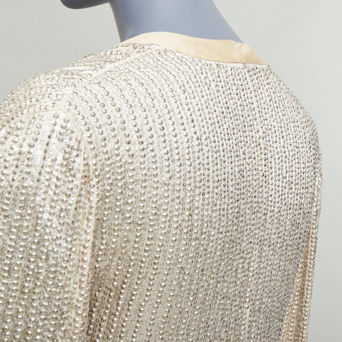 Balenciaga 2006 crema giacca piatta impreziosita da paillettes FR38 M
Riferimento: CNLE/A00378
Marchio: Balenciaga
Designer: Nicolas Ghesquiere
Collezione: 2006
Materiale: Seta
Colore: crema
Modello: Paillettes
Fodera: Seta crema
Dettagli extra: