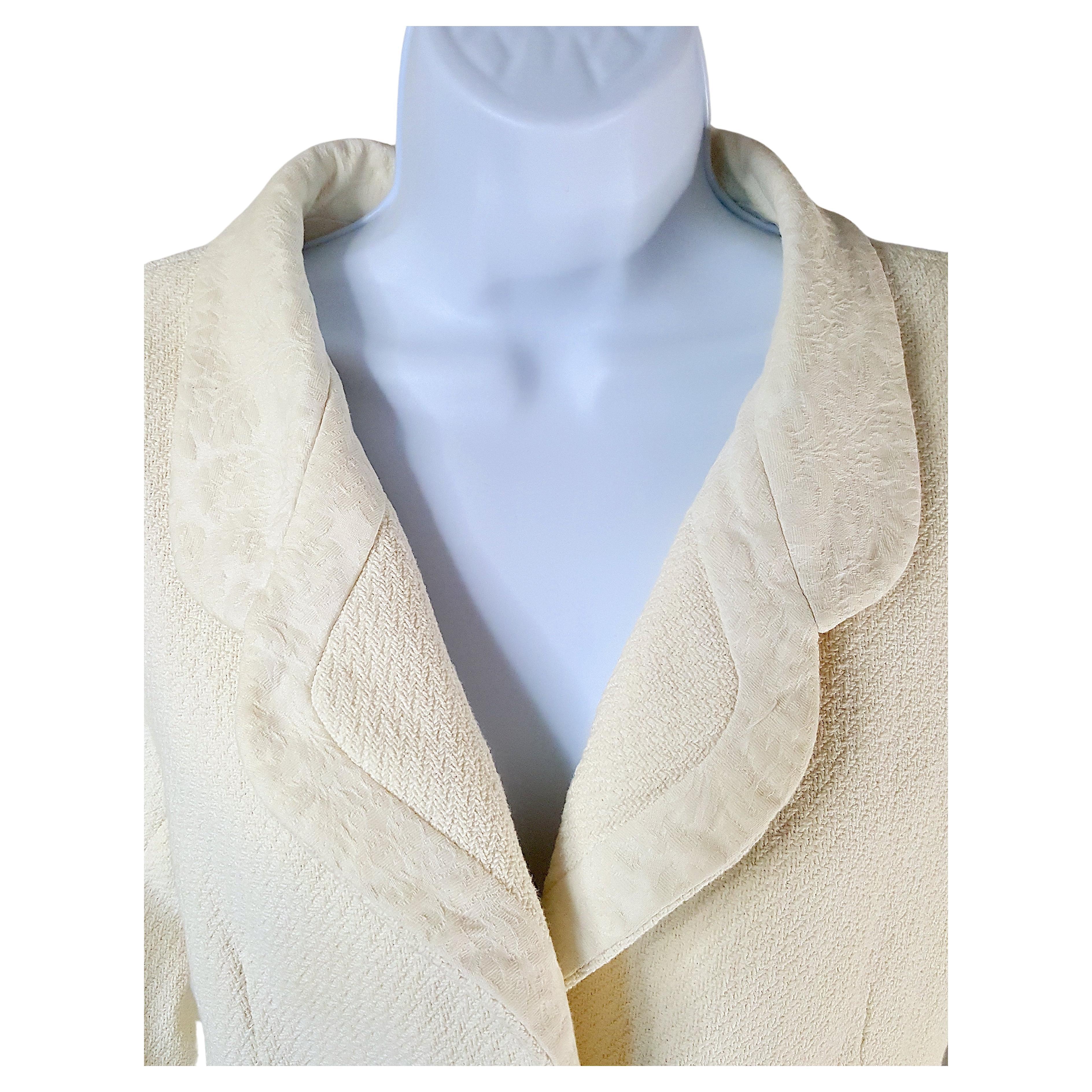 Lauded for his innovative couture-like construction with atypical ready-to-wear luxurious fabrics tailored to perfection in the 2000s, French-born Nicholas Ghesqueire designed for Balenciaga Spring/Summer 2006 this cream 100%-cotton brocade-accented