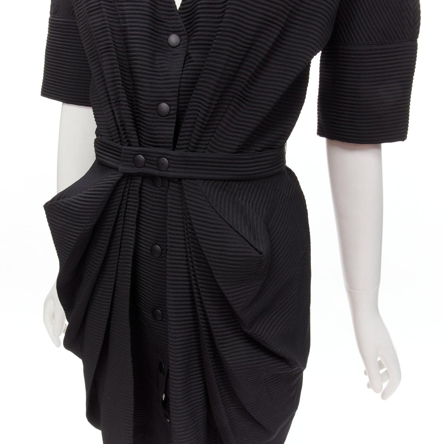 BALENCIAGA 2009 plunge neckline button front gathered pleat short dress FR36 S
Reference: CAWG/A00234
Brand: Balenciaga
Designer: Nicolas Ghesquiere
Collection: 2009
Material: Polyester, Acrylic
Color: Black
Pattern: Solid
Closure: Snap