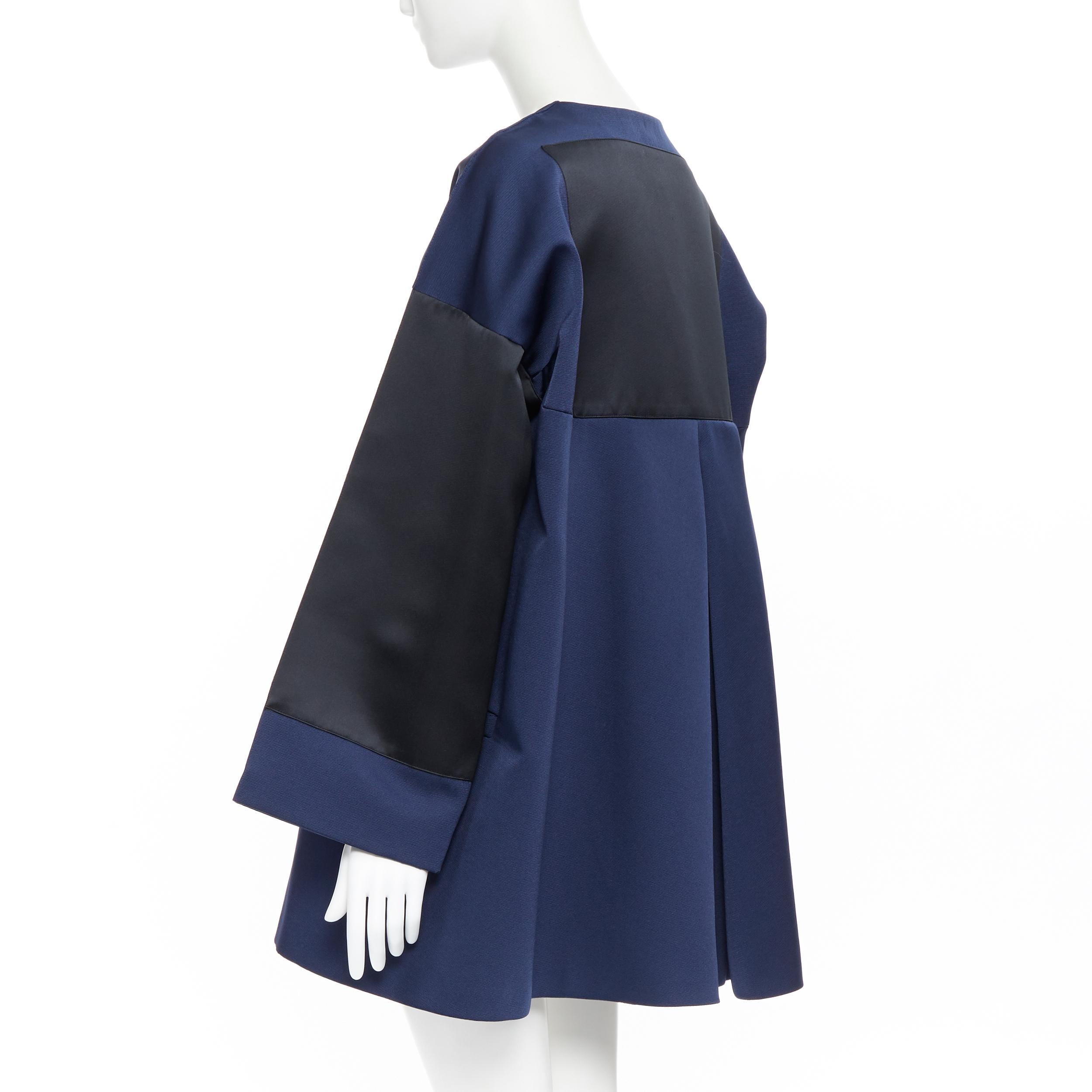 BALENCIAGA 2012 Ghesquiere navy black colorblocked structured cocoon coat FR40
Brand: Balenciaga
Designer: Nicolas Ghesquiere
Collection: 2012
Model Name / Style: Cocoon coat
Material: Polyester blend
Color: Navy
Pattern: Solid
Closure: Hook &