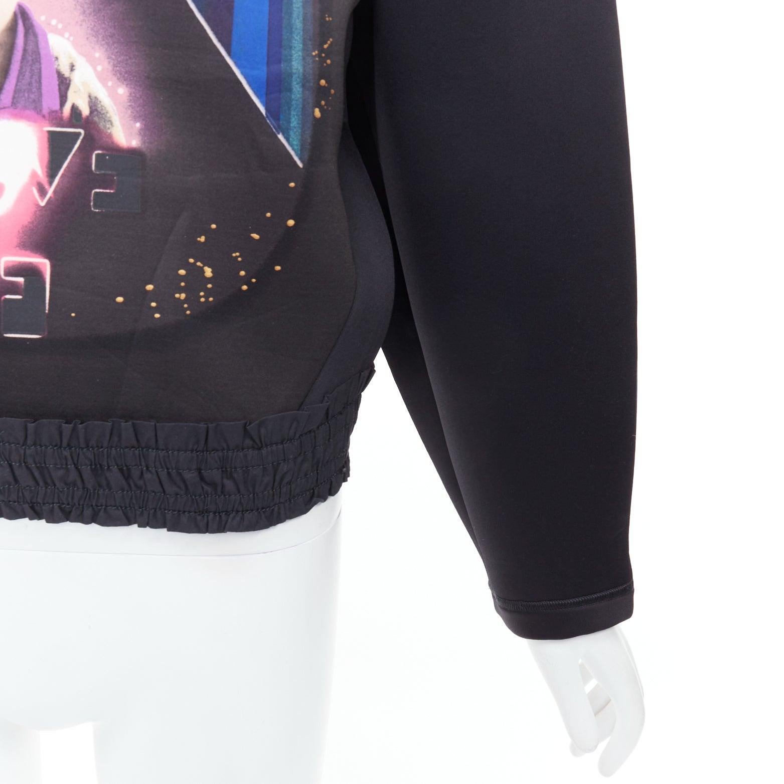 Balenciaga 2012 Runway Egyptofunk nero stampa fantascientifica volant cropped boxy scuba top FR38 M.
Riferimento: TGAS/E00697
Marchio: Balenciaga
Designer: Nicolas Ghesquiere
Collezione: 2012 - Passerella
Materiale: Scuba
Colore: nero
Modello:
