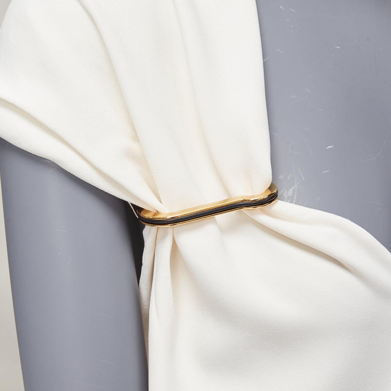 BALENCIAGA 2014 cream crepe gold carabiner buckle V neck vest top FR38 M
Reference: NKLL/A00176
Brand: Balenciaga
Designer: Nicolas Ghesquiere
Collection: 2014
Material: Rayon, Blend
Color: Cream
Pattern: Solid
Closure: Pullover
Lining: Cream
