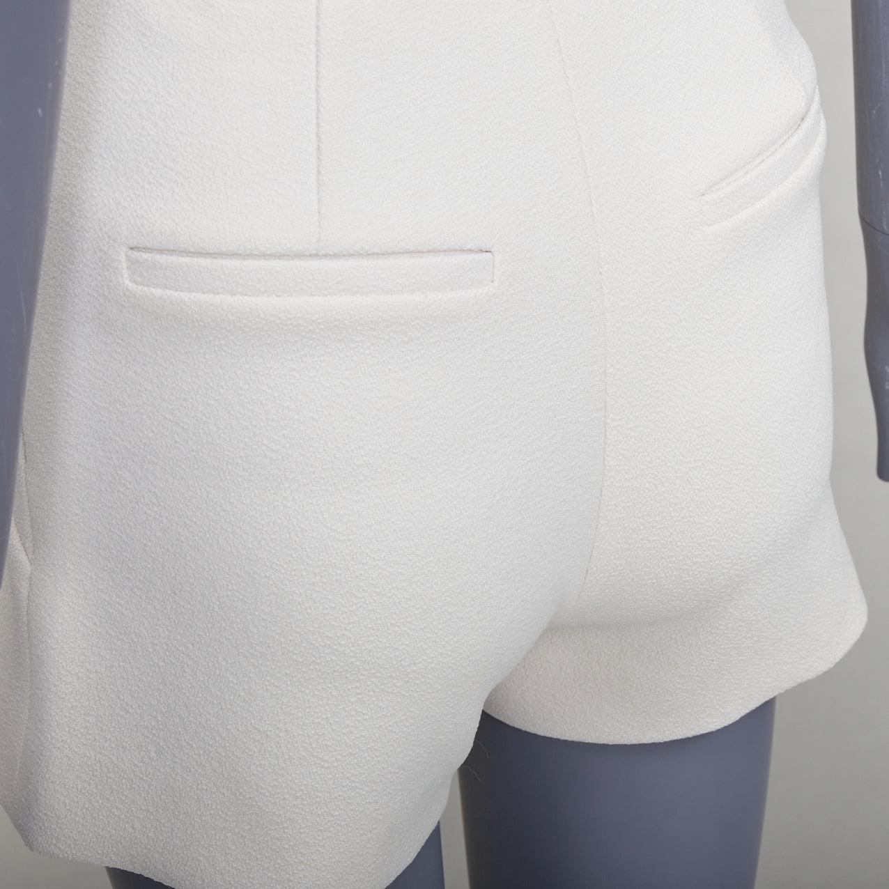 Balenciaga 2014 crema con pince diagonali plissettate sul retro mini shorts FR34 XS
Riferimento: GEGG/A00022
Marchio: Balenciaga
Materiale: Poliestere, misto
Colore: crema
Modello: Tinta unita
Chiusura: Zip Fly
Dettagli extra: Zip laterale.
Prodotto