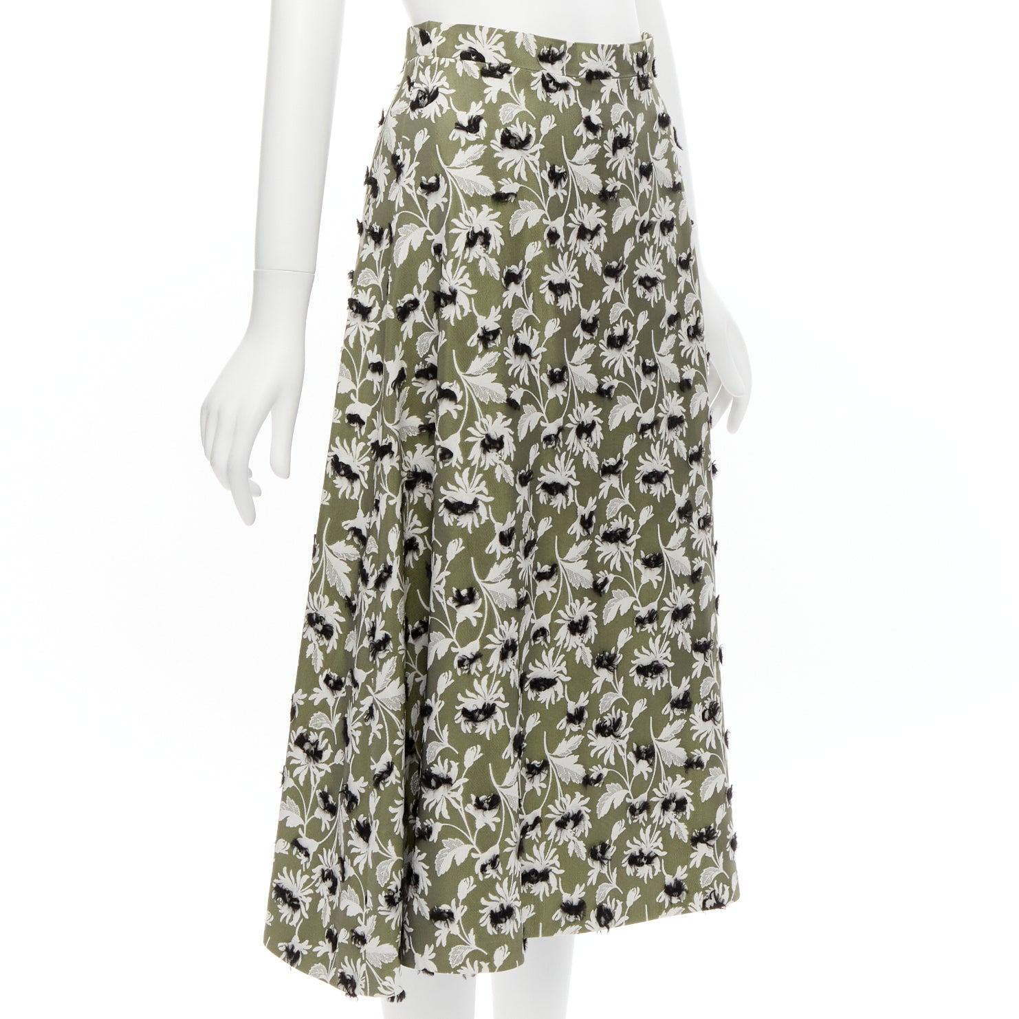 BALENCIAGA 2015 green black fringe embellishment white floral midi skirt FR36 S
Reference: LNKO/A02180
Brand: Balenciaga
Collection: 2015
Material: Viscose, Acetate
Color: Grey, Green
Pattern: Floral
Closure: Zip
Lining: Black Fabric
Extra Details: