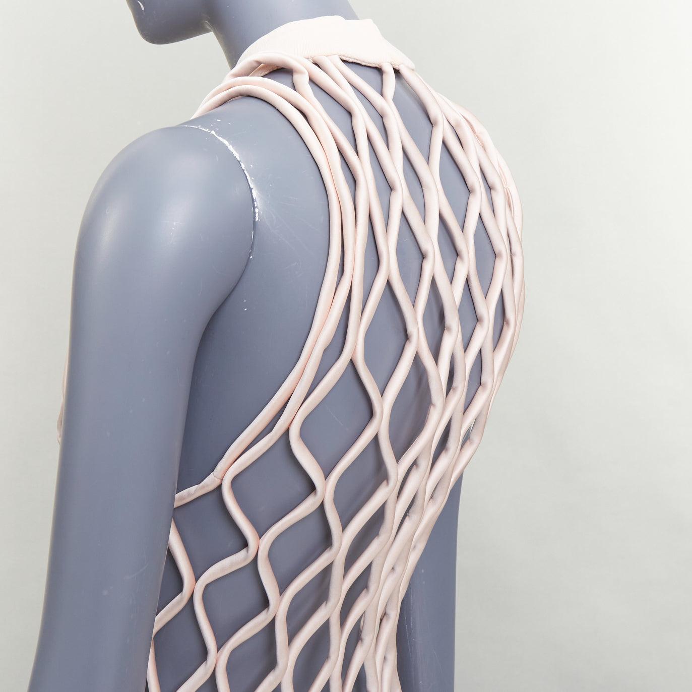 BALENCIAGA 2015 Laufsteg rosa Satin 3D Netz hochgeschlossenes Oberteil (Grau) im Angebot