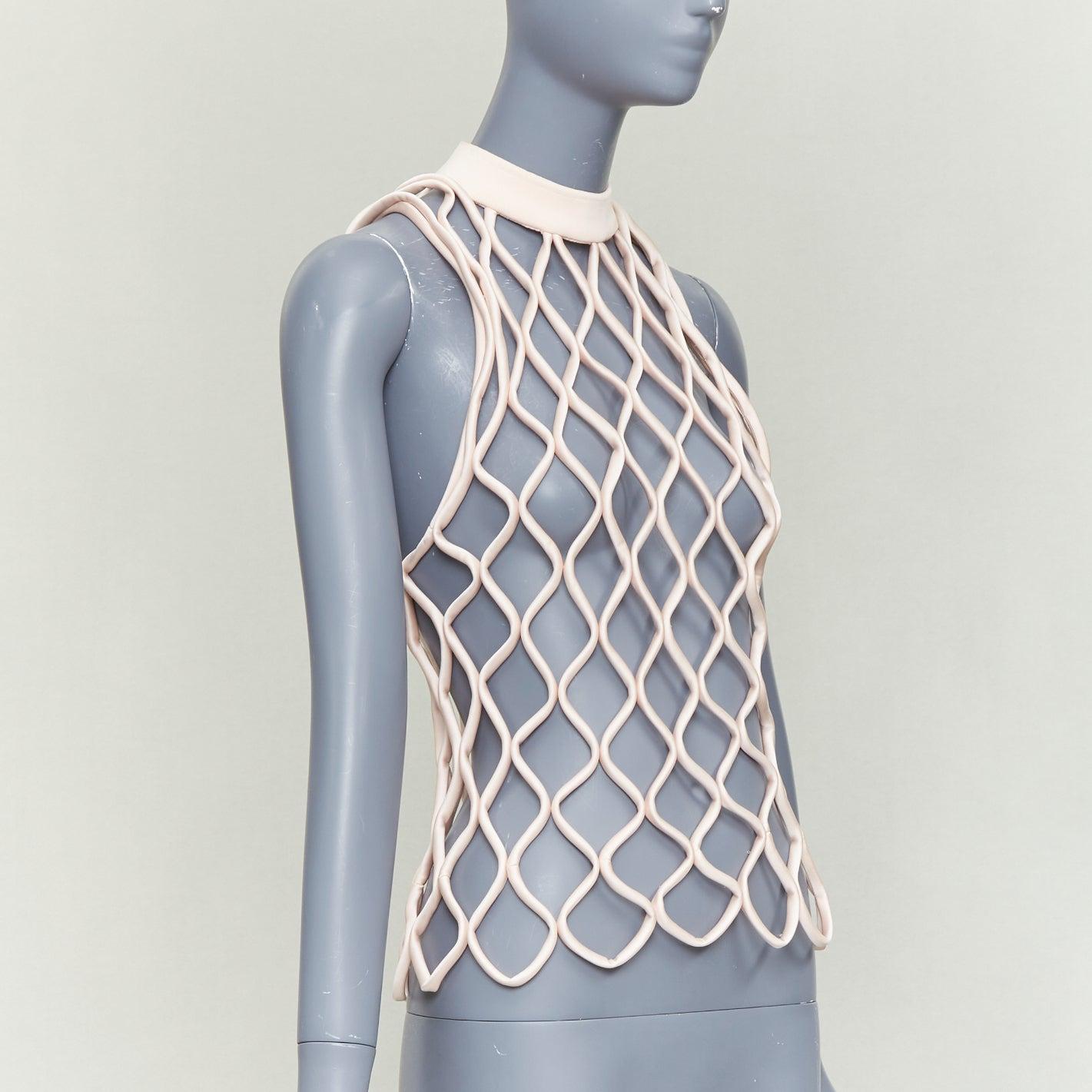 BALENCIAGA 2015 Laufsteg rosa Satin 3D Netz hochgeschlossenes Oberteil im Angebot 2