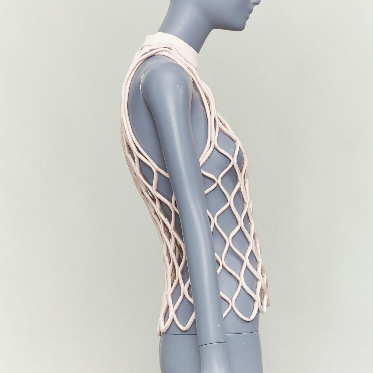 BALENCIAGA 2015 Laufsteg rosa Satin 3D Netz hochgeschlossenes Oberteil im Angebot 3