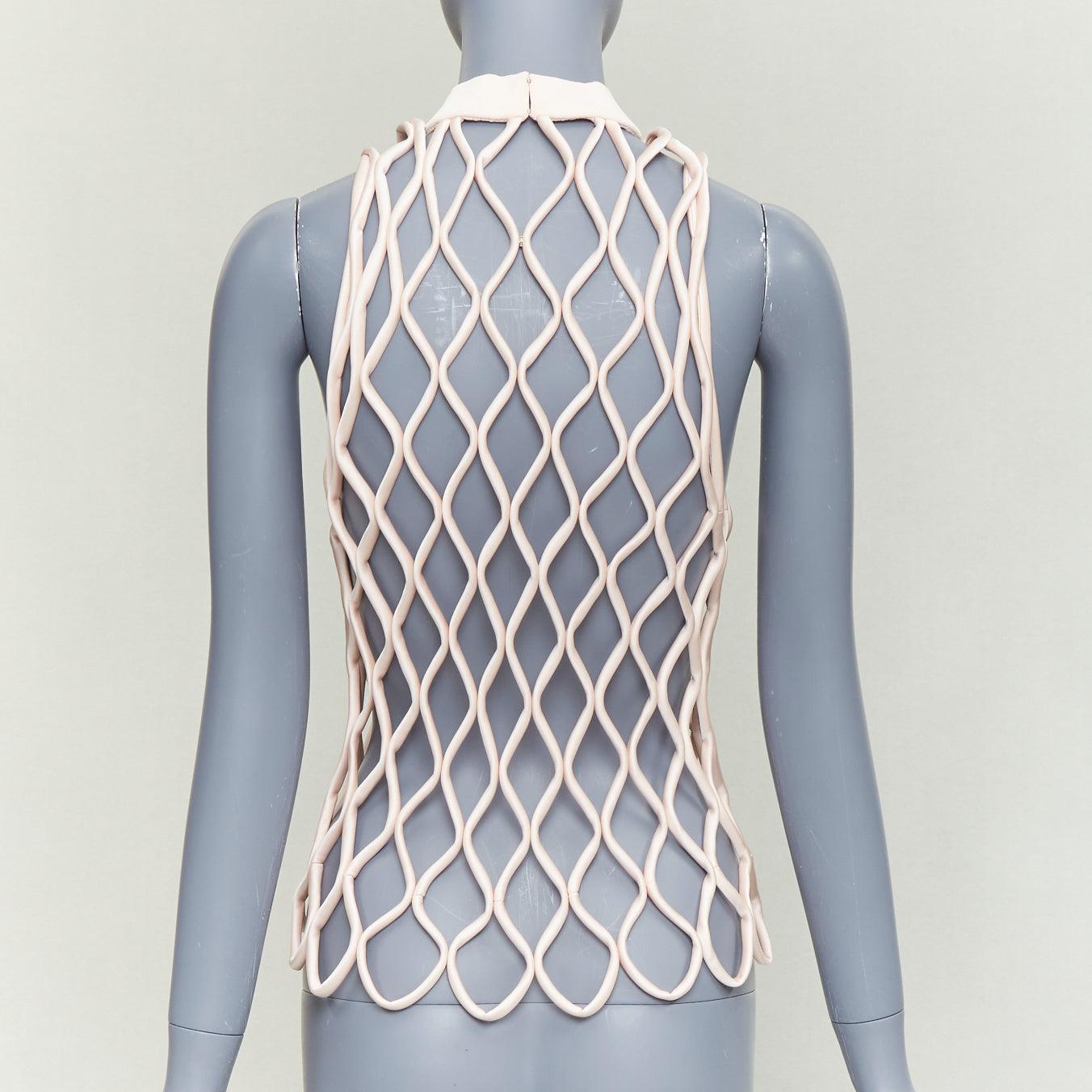 BALENCIAGA 2015 Laufsteg rosa Satin 3D Netz hochgeschlossenes Oberteil im Angebot 4