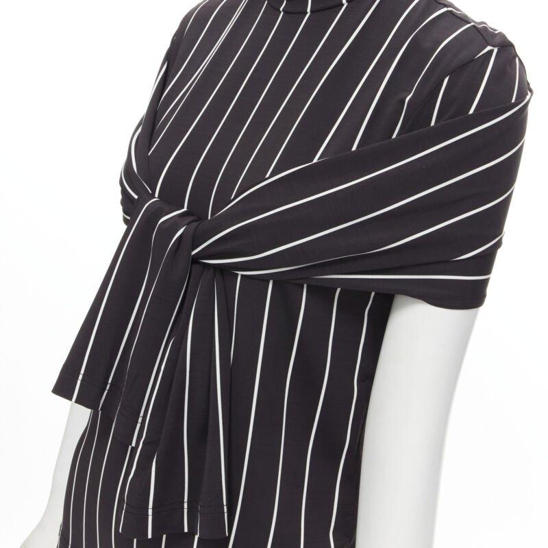 BALENCIAGA 2016 noir blanc rayures verticales manches nouées col roulé XS
Référence : MELK/A00151
Marque : Balenciaga
Designer : Demna
Collection : 2016
Matière : Viscose, élasthanne
Couleur : Noir, Whiting
Motif : Rayé
Détails supplémentaires :