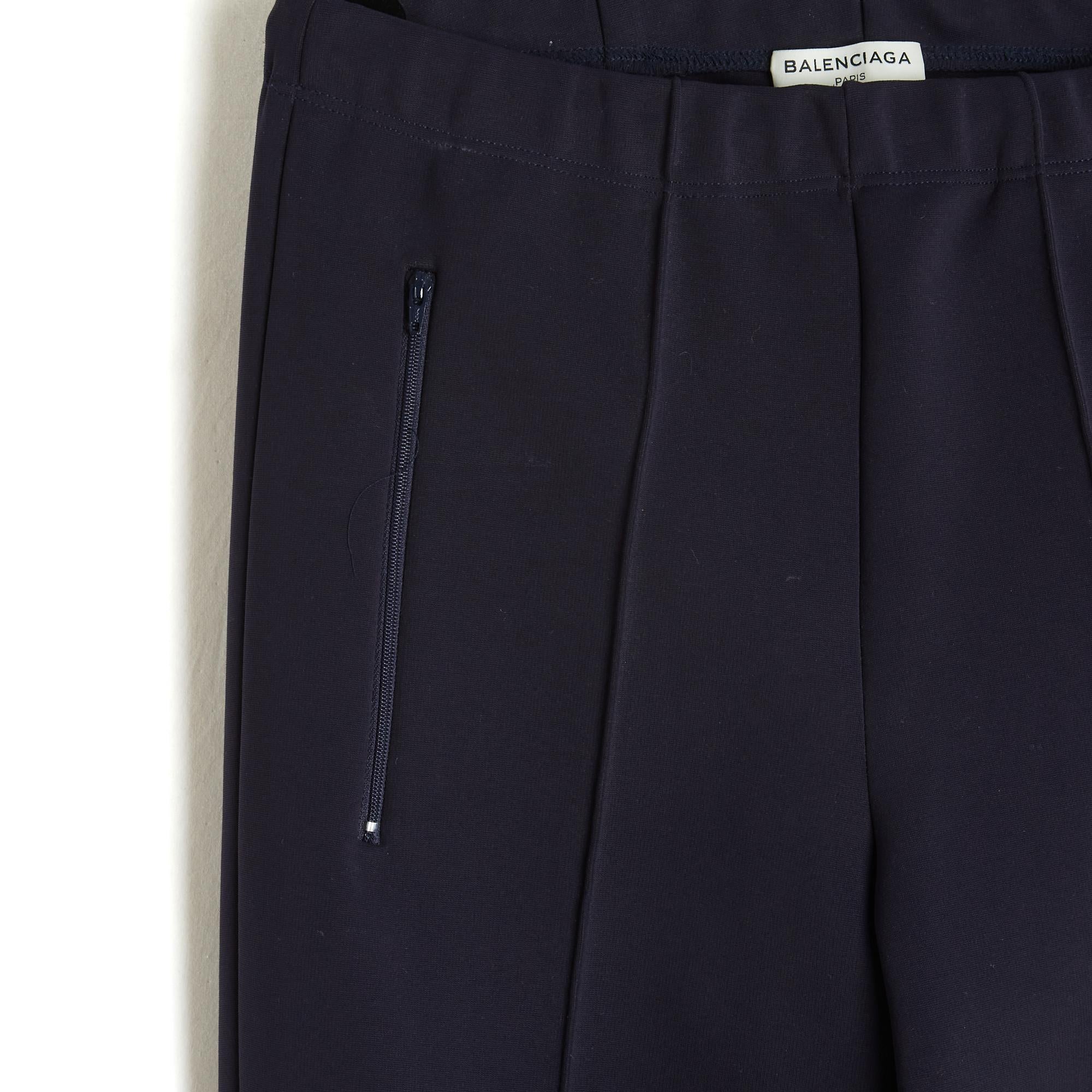 Pantaloni Balenciaga Pre Fall 2016 di Demna Gvasalia in maglia spessa e rigida di viscosa e cotone blu navy, stile jogging 