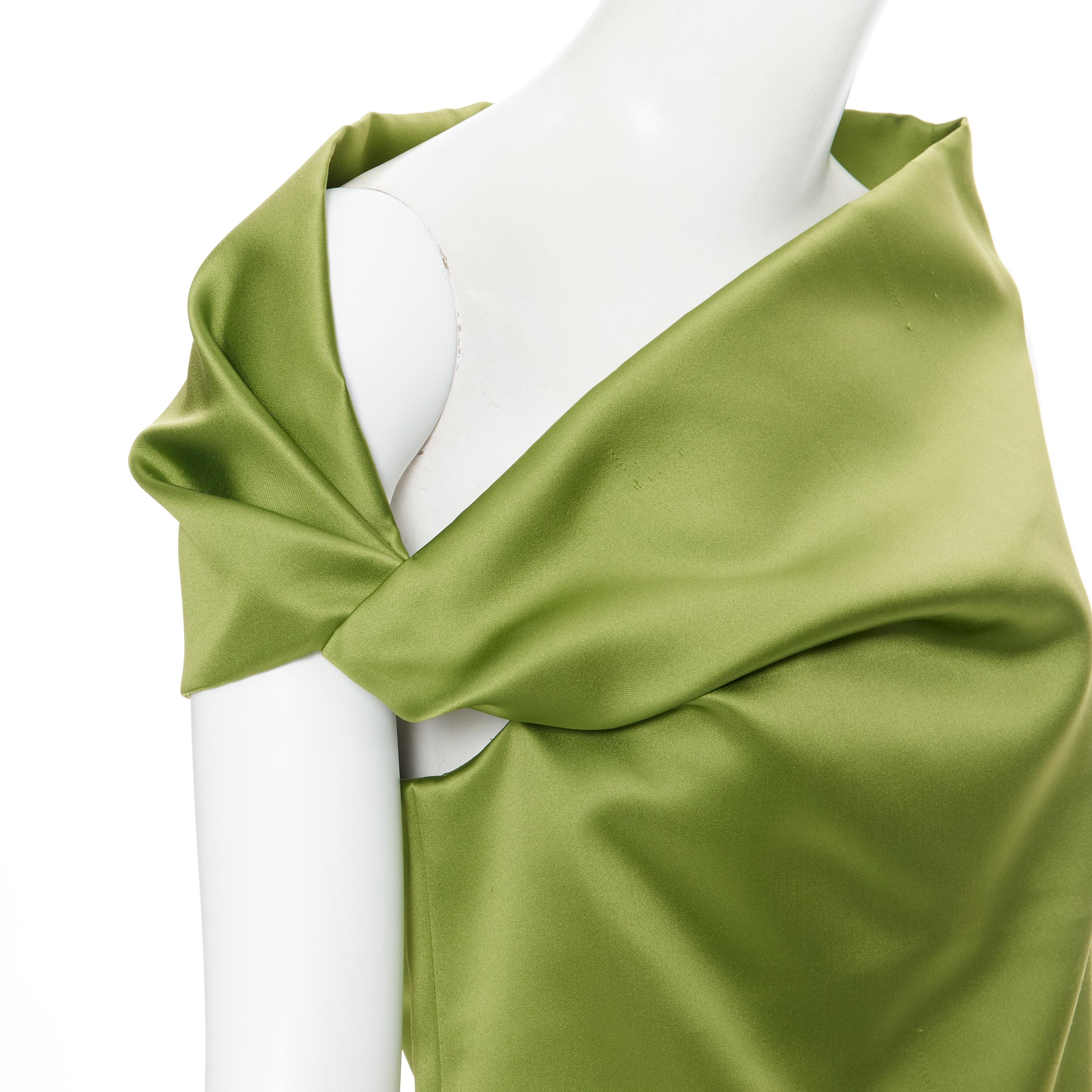 BALENCIAGA 2016 rich emerald green gathered asymmetric off shoulder top FR34 XS
Brand: Balenciaga
Collection: 2016
Model Name / Style: Off shoulder top
Material: Polyester
Color: Green
Pattern: Solid
Closure: Zip
Extra Detail: Zip closure on side.