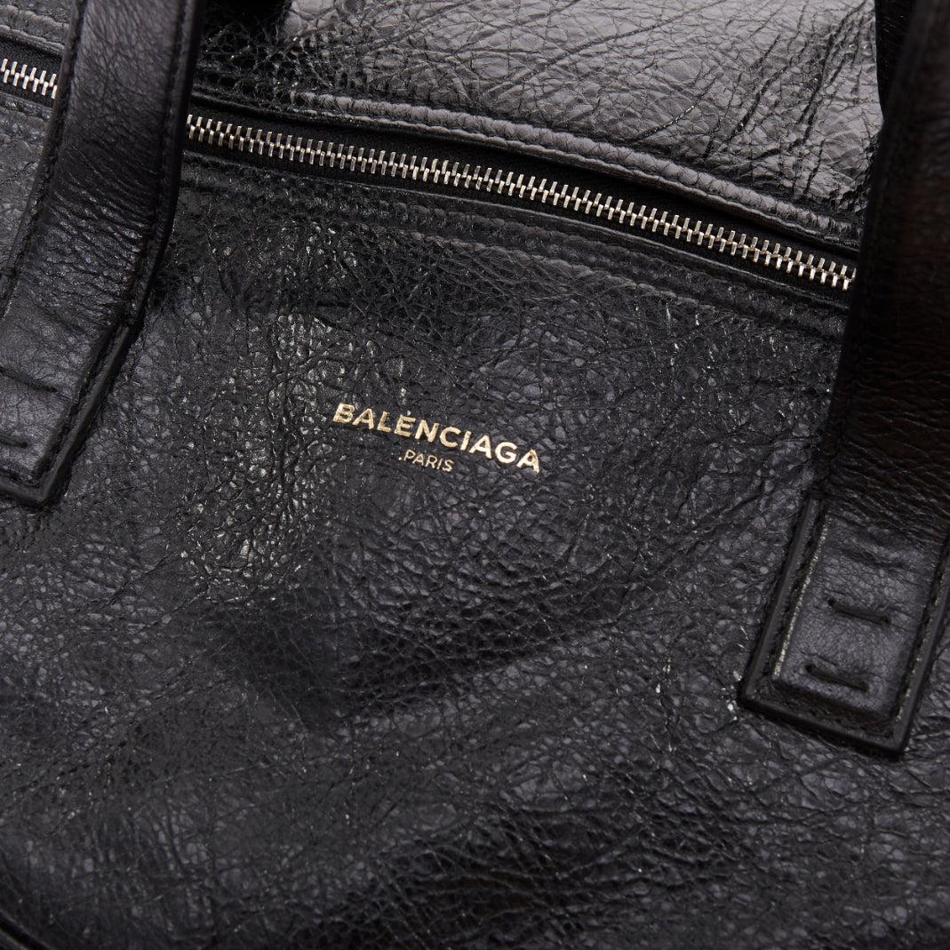 BALENCIAGA 2017 Arena Round Air S Hobo schwarz Leder Zylinder Crossbody Tasche im Angebot 2