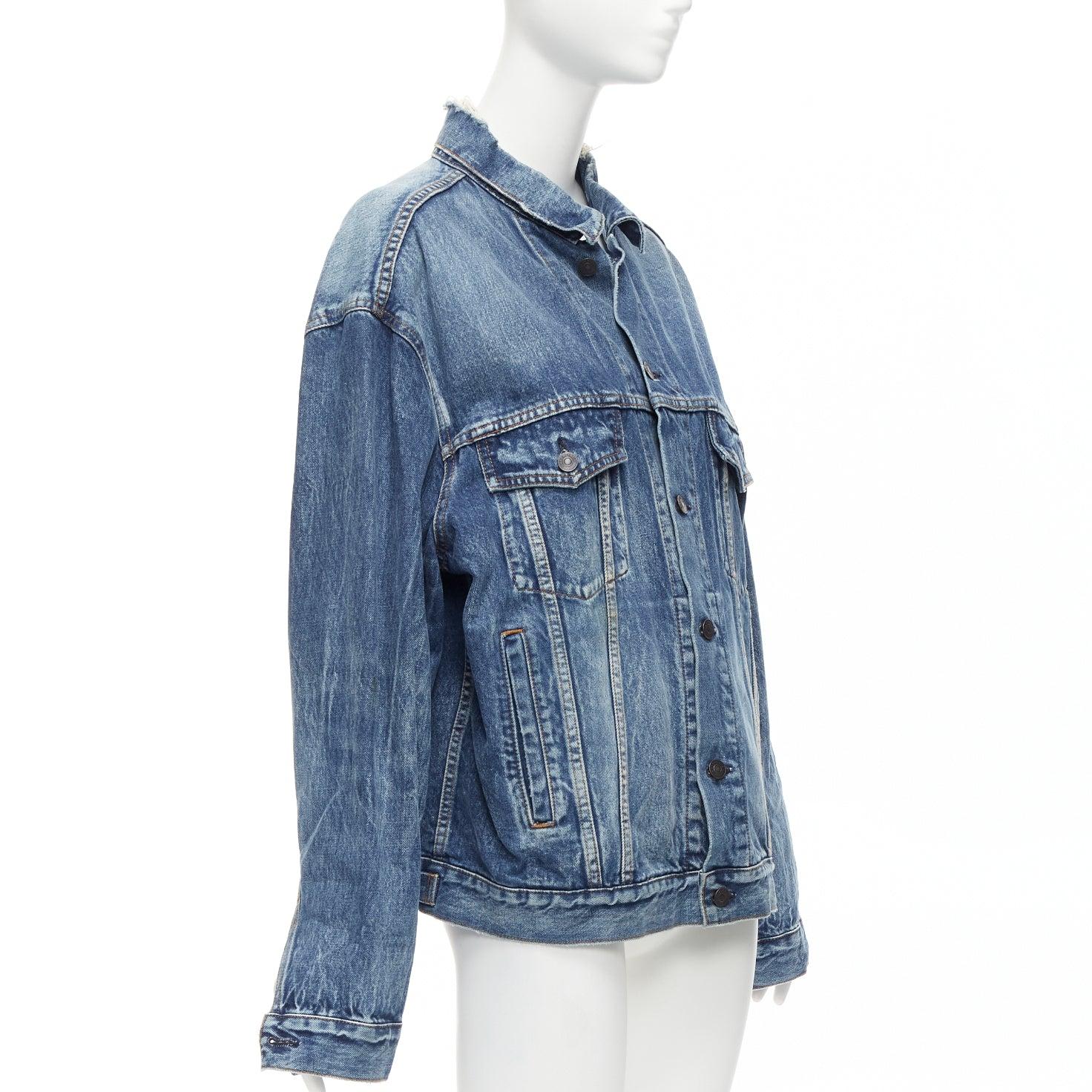 BALENCIAGA Veste surdimensionnée bleue en jean vieilli avec logo au dos FR34 XS, 2017 en vente 1